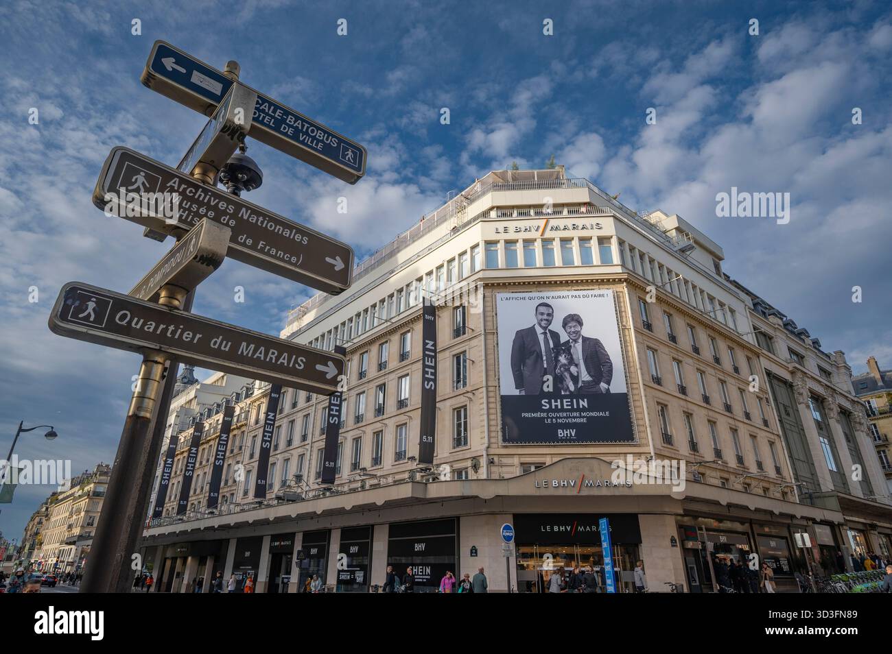 PARIS, FRANCE - 04 NOVEMBRE 2025. APERÇU DES BANNIÈRES ET VISUELS PROMOTIONNELS POUR SHEIN AU BHV MARAIS À PARIS, Banque D'Images