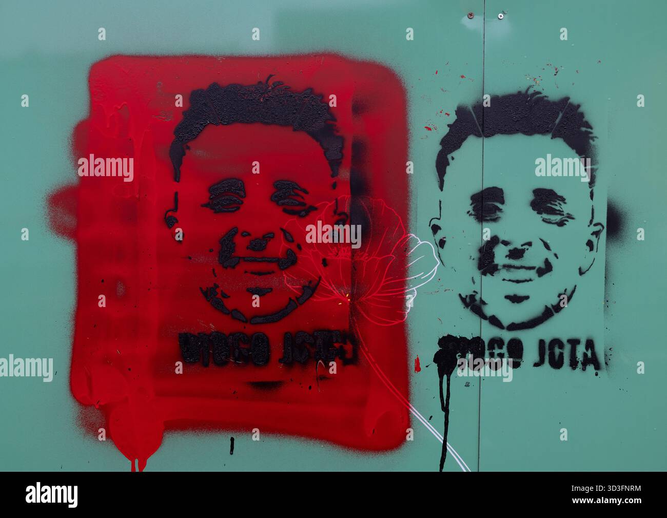 Un pochoir poignant hommage au regretté attaquant de Liverpool Diogo Jota, peint au pistolet sur un mur près du stade Anfield à Liverpool, au Royaume-Uni, Banque D'Images