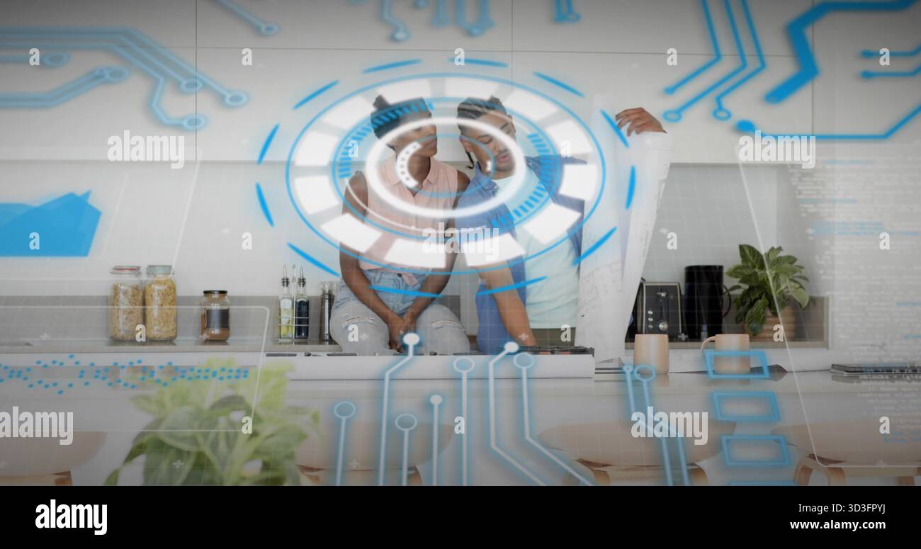 Couple gestuel portant des casques VR utilisant l'interface holographique dans la cuisine à domicile, avec des plans Banque D'Images