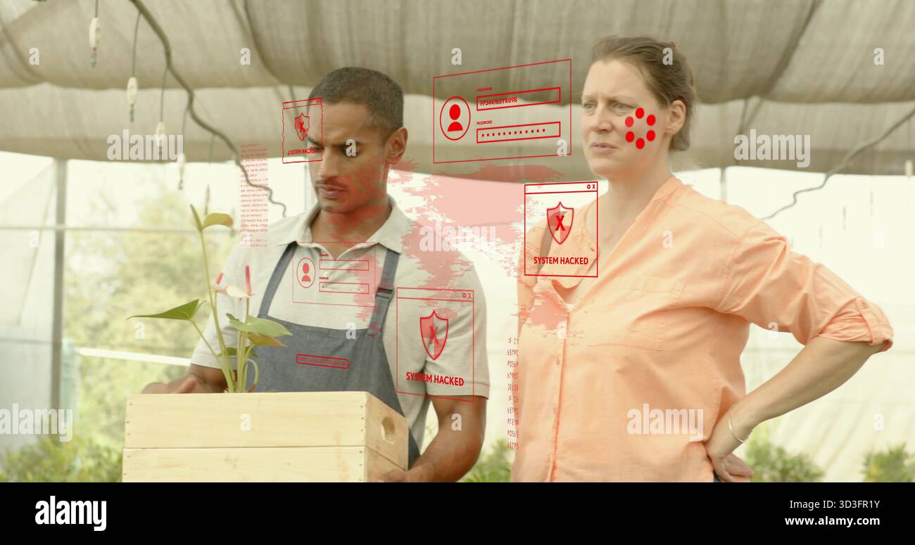 Inspecter les travailleurs portant un tablier en denim tenant la caisse de plante dans la serre, avec recouvrement de sécurité rouge Banque D'Images
