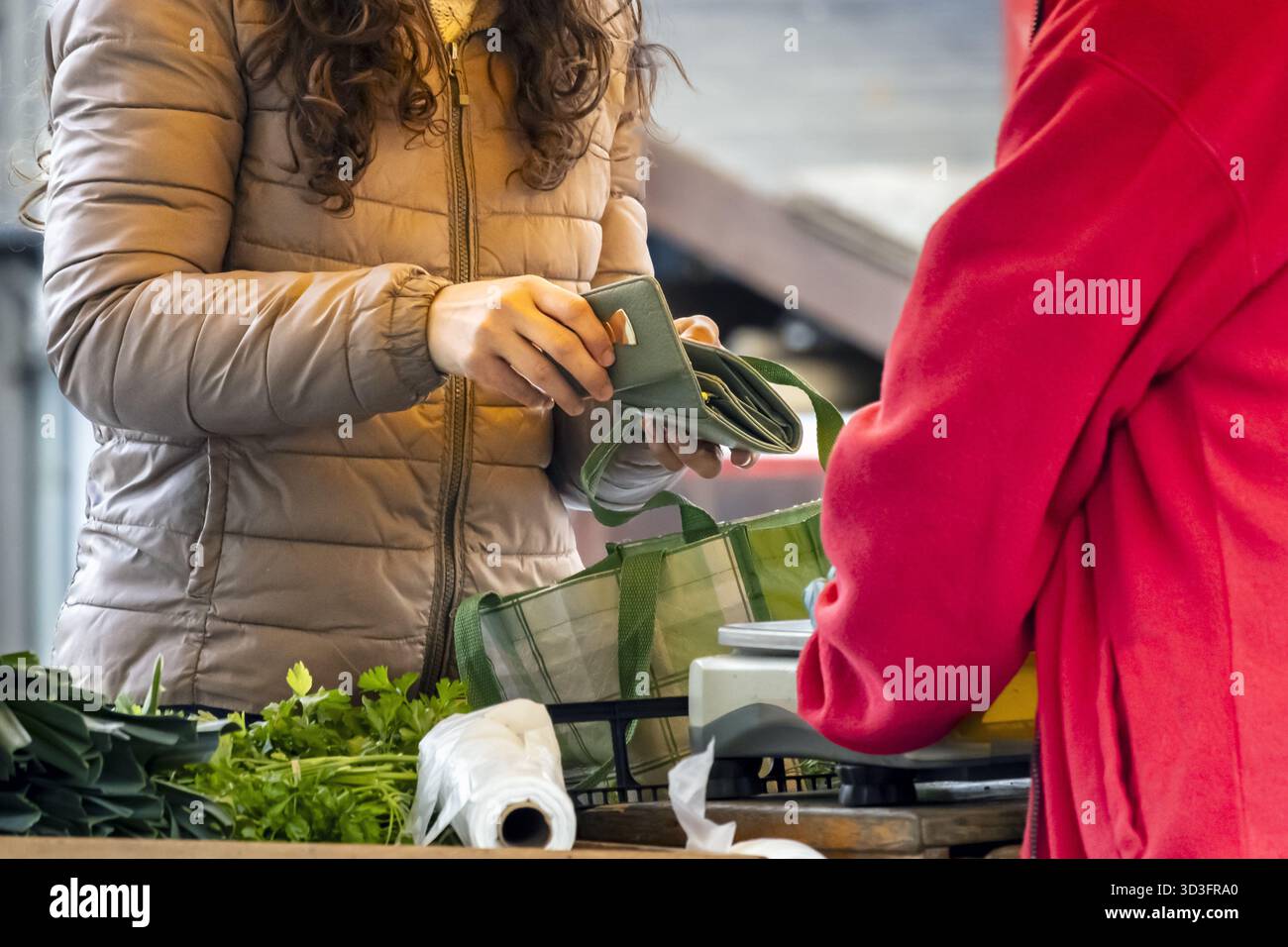 client payant à l'étal du marché fermier avec des herbes fraîches Banque D'Images