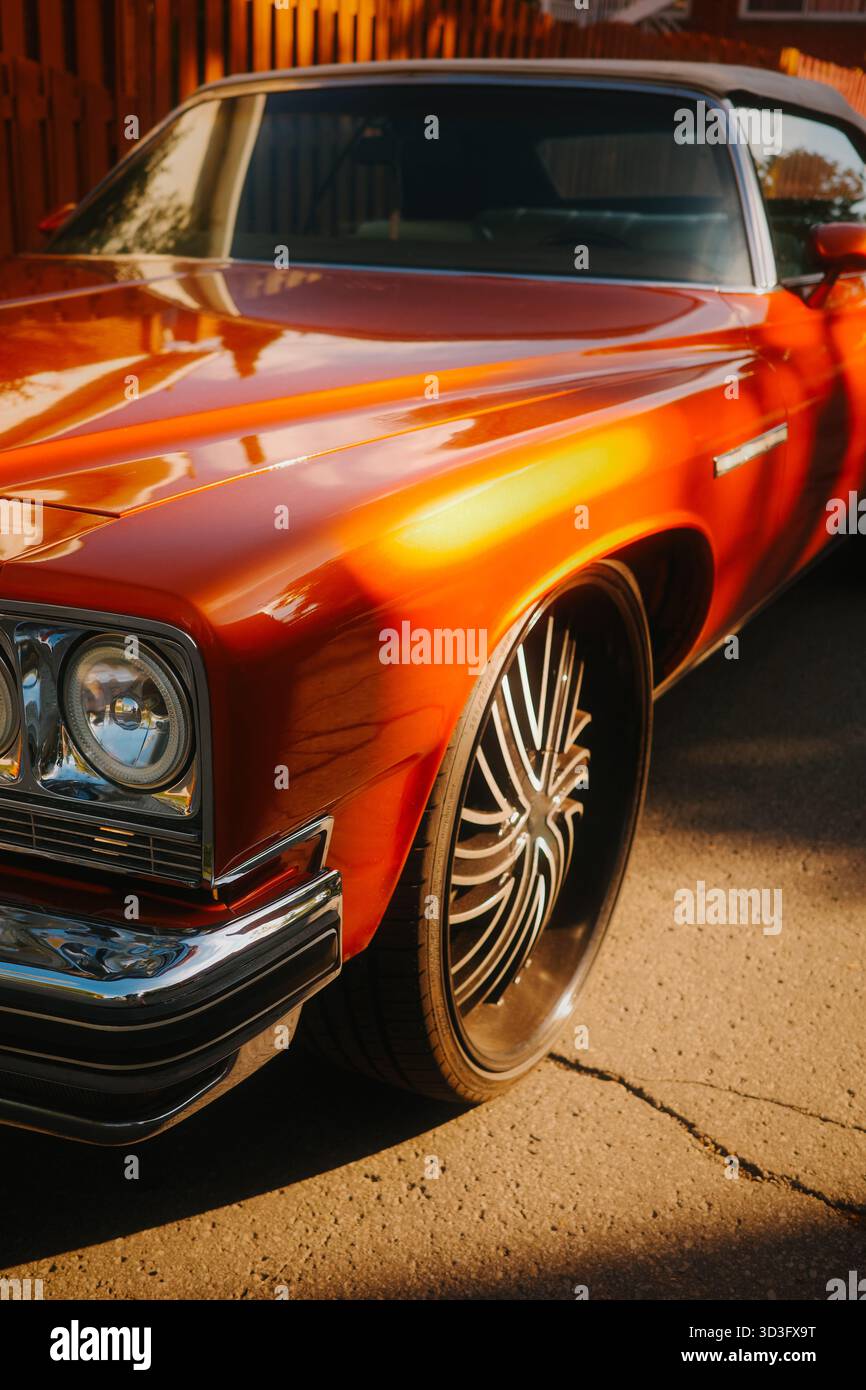Une superbe voiture classique cabriolet orange met en valeur son charme vintage. Avec un design épuré, ce véhicule intemporel respire l'élégance et la nostalgie, prêt Banque D'Images