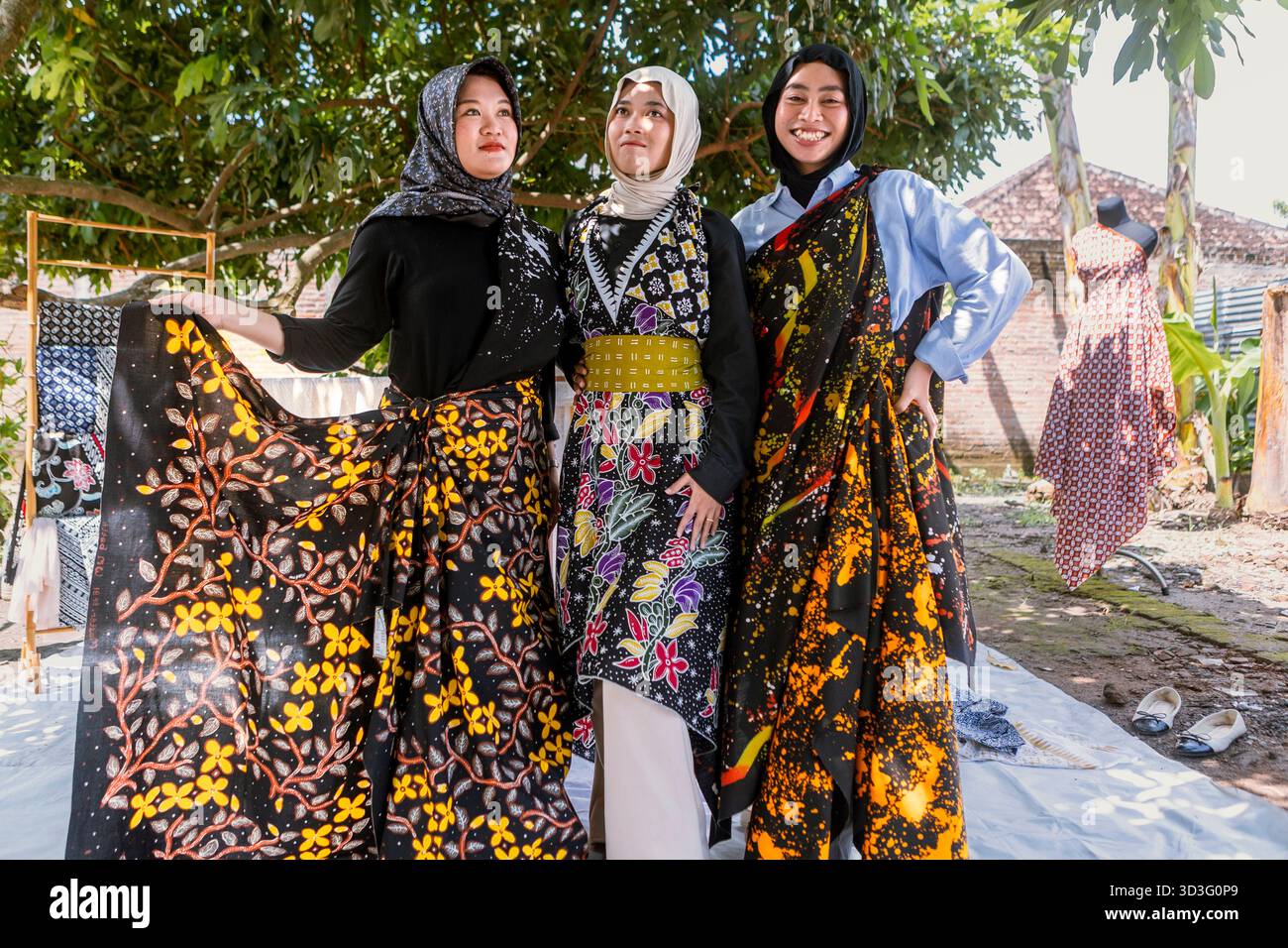 Une charmante exposition de batik indonésien, présentant des motifs élaborés faits à la main sur des tissus de coton et de soie. Ces designs vibrants reflètent le culte riche Banque D'Images