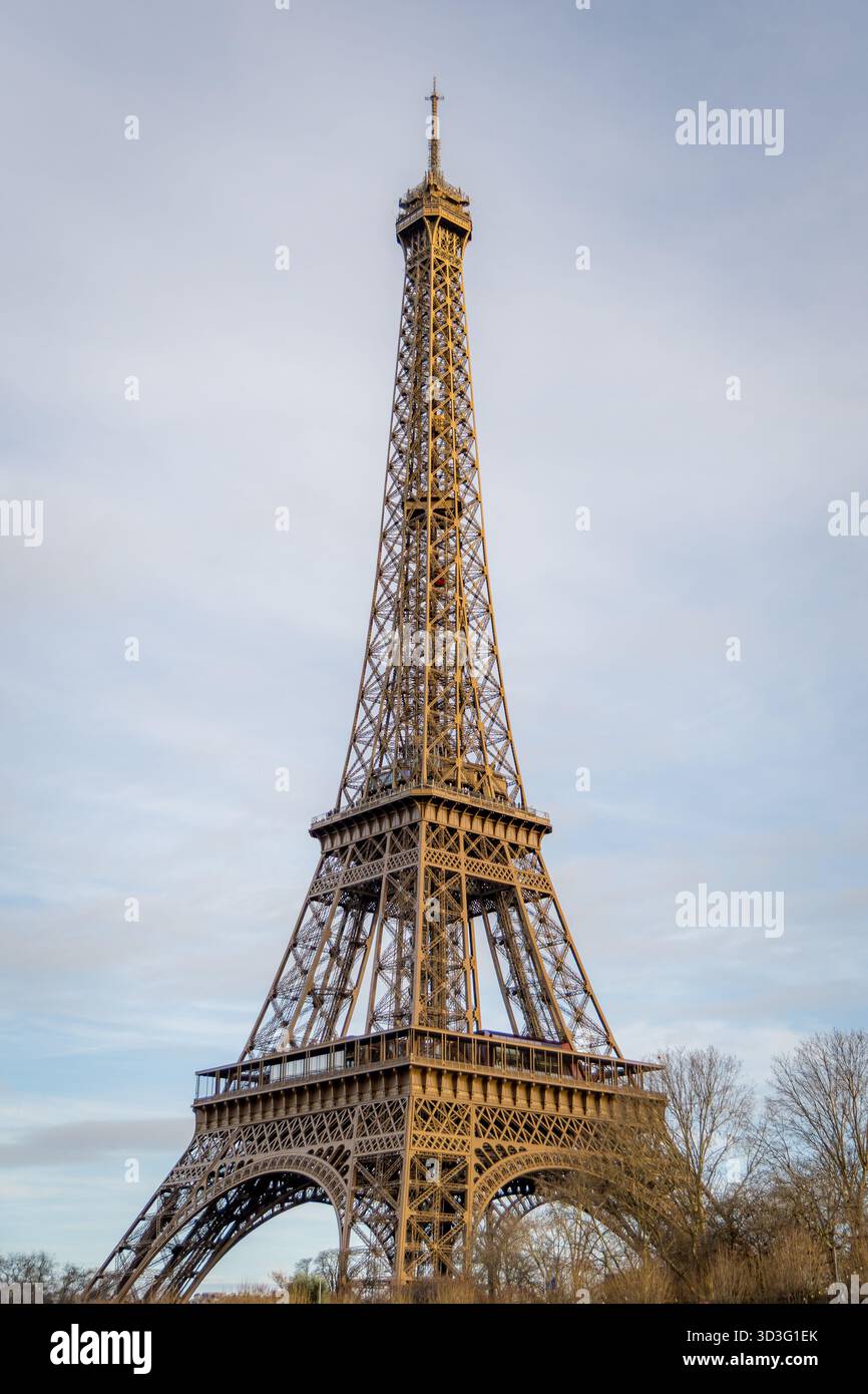 La Tour Eiffel se dresse majestueusement à Paris sur fond de ciel bleu clair, mettant en valeur son design en treillis complexe et son élégance architecturale Banque D'Images