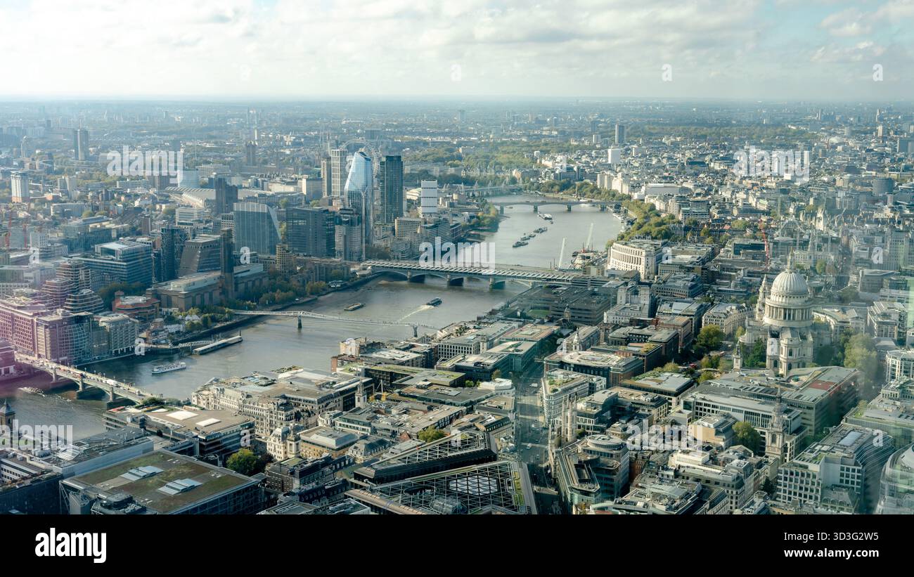 Vue aérienne captivante de Londres, mettant en valeur la cathédrale Saint-Paul, plusieurs ponts sur la Tamise et le London Eye vu depuis le point de vue Horizon 22 Banque D'Images