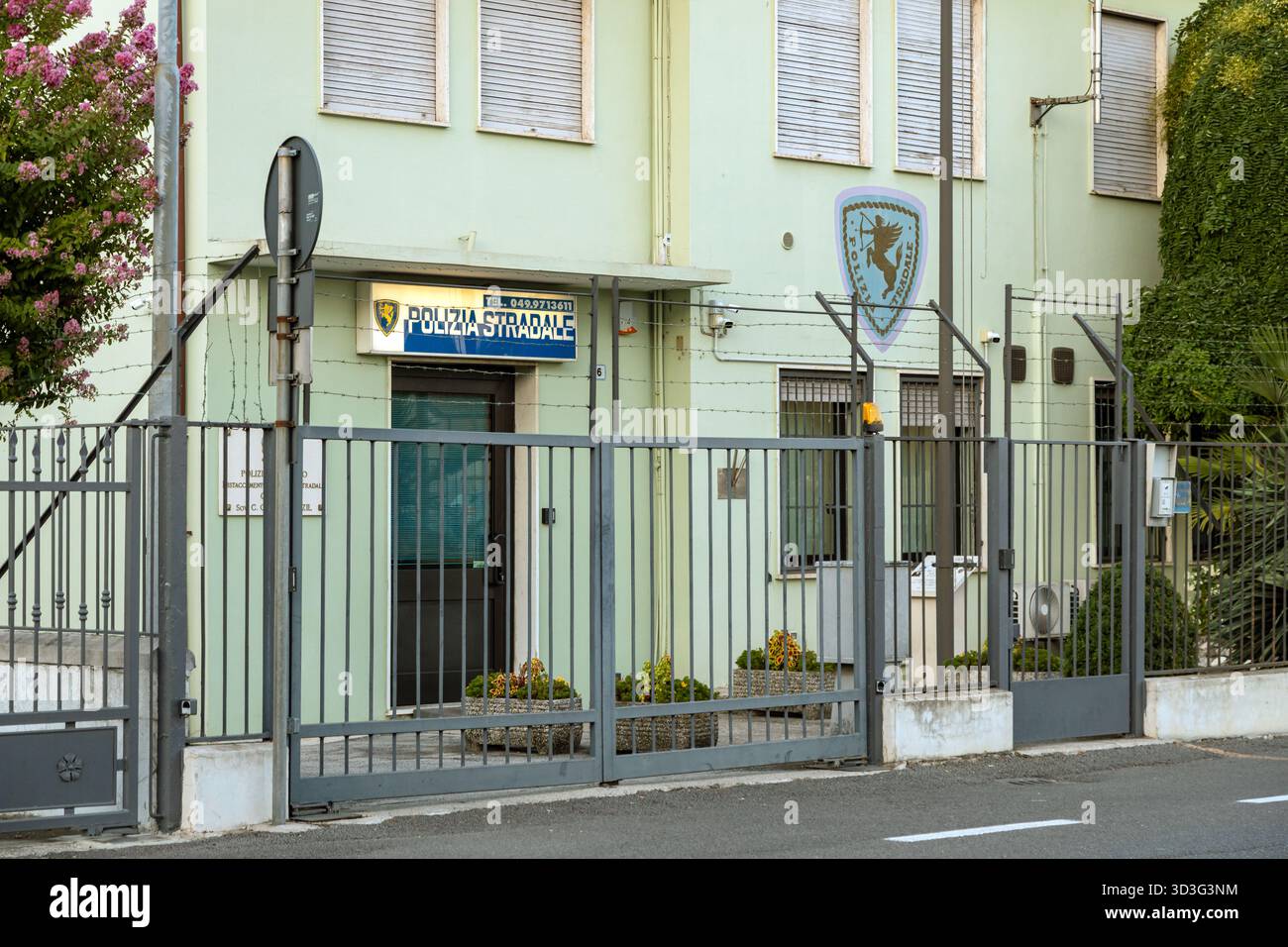 Piove di Sacco, Padoue, Vénétie, Italie - 10 août 2025 : vue extérieure du bâtiment Polizia Stradale (police routière italienne) Banque D'Images