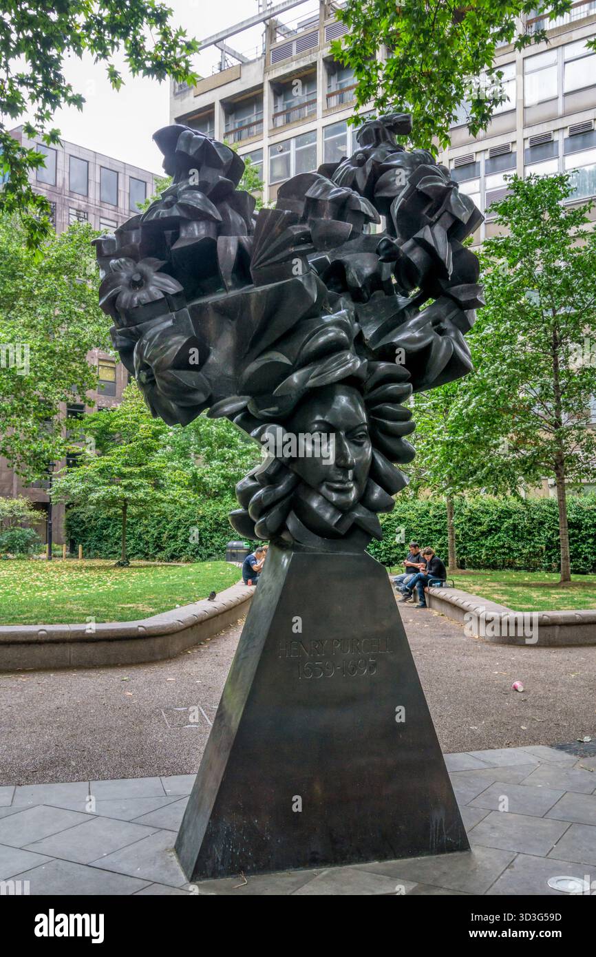 La floraison de la statue de bronze baroque anglaise commémorative à Henry Purcell dans Christchurch Gardens, Westminster. Par Glynn Williams. 2012. Banque D'Images