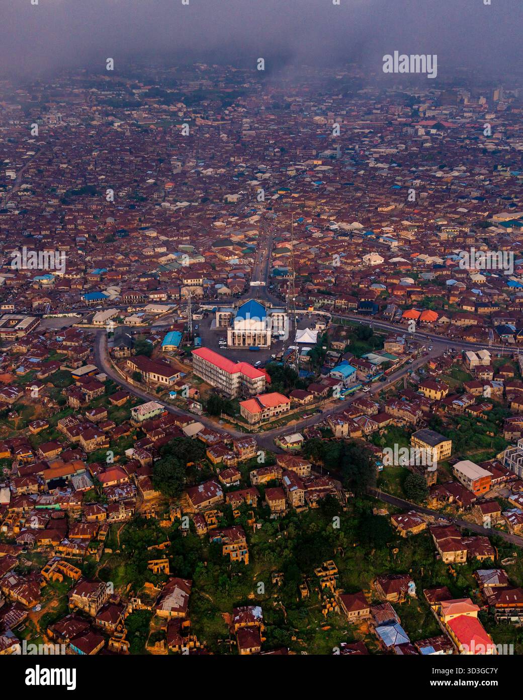 Vue aérienne des bâtiments regroupés autour d'un point central, avec une église proéminente et des routes rayonnant vers l'extérieur, Ibadan, Oyo, Nigeria. Banque D'Images