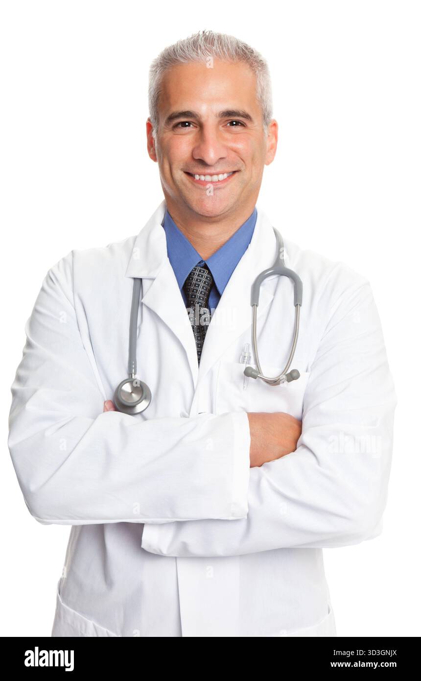 Médecin mature souriant avec les bras croisés sur fond blanc Banque D'Images
