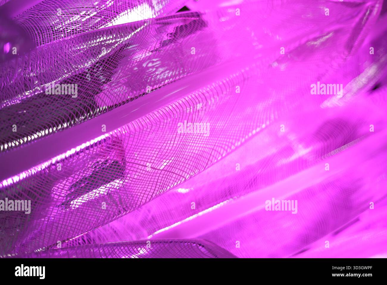 Une partie du travail complexe de la sculpture frappante en forme d'aile de verre, « Solace », qui a été exposée à la cathédrale de Peterborough. Créé par l'artiste Layne Rowe, et debout à 10 pieds de haut, Solace est une paire d'ailes de verre chatoyantes, symbolisant la liberté, la fragilité, la force et la protection. Créée à partir de plus de 100 plumes de verre sculptées individuellement à chaud, chaque plume présente une fine toile blanche pour évoquer la nature légère et fluide des ailes réelles. Le cadre en fer et l'éclairage subtil donnent vie à la pièce, projetant une lueur éthérée. Sculpture en aile de verre 'Solace' à la cathédrale de Peterborough, PE Banque D'Images