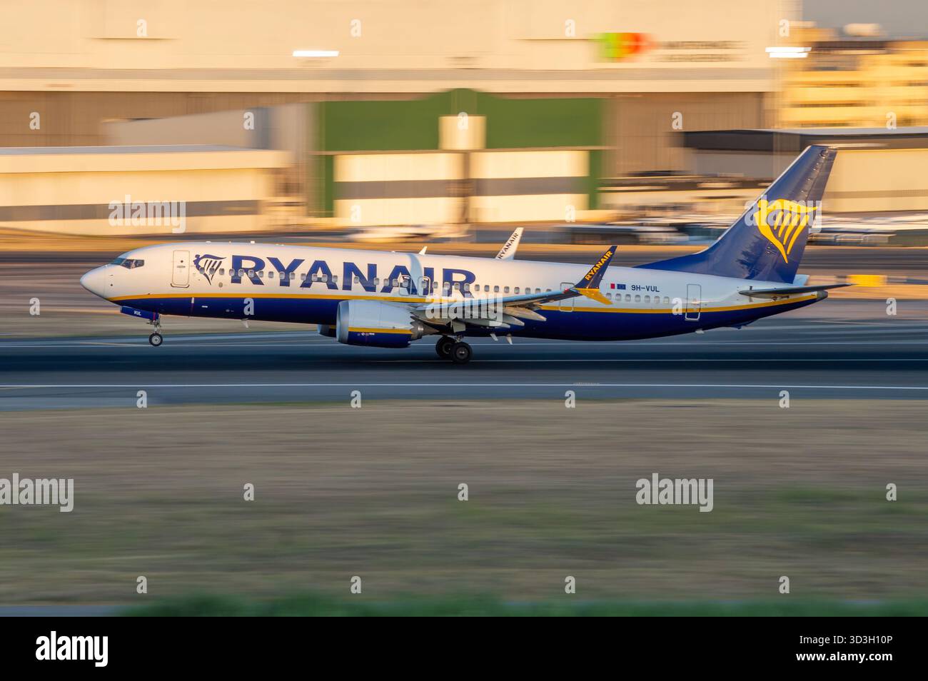 Avión de Línea Boeing 737 MAX de la aerolínea de bajo coste Malta Air de Ryanair despegando en el aeropuerto de Lisboa con matrícula 9H-VUL. Banque D'Images