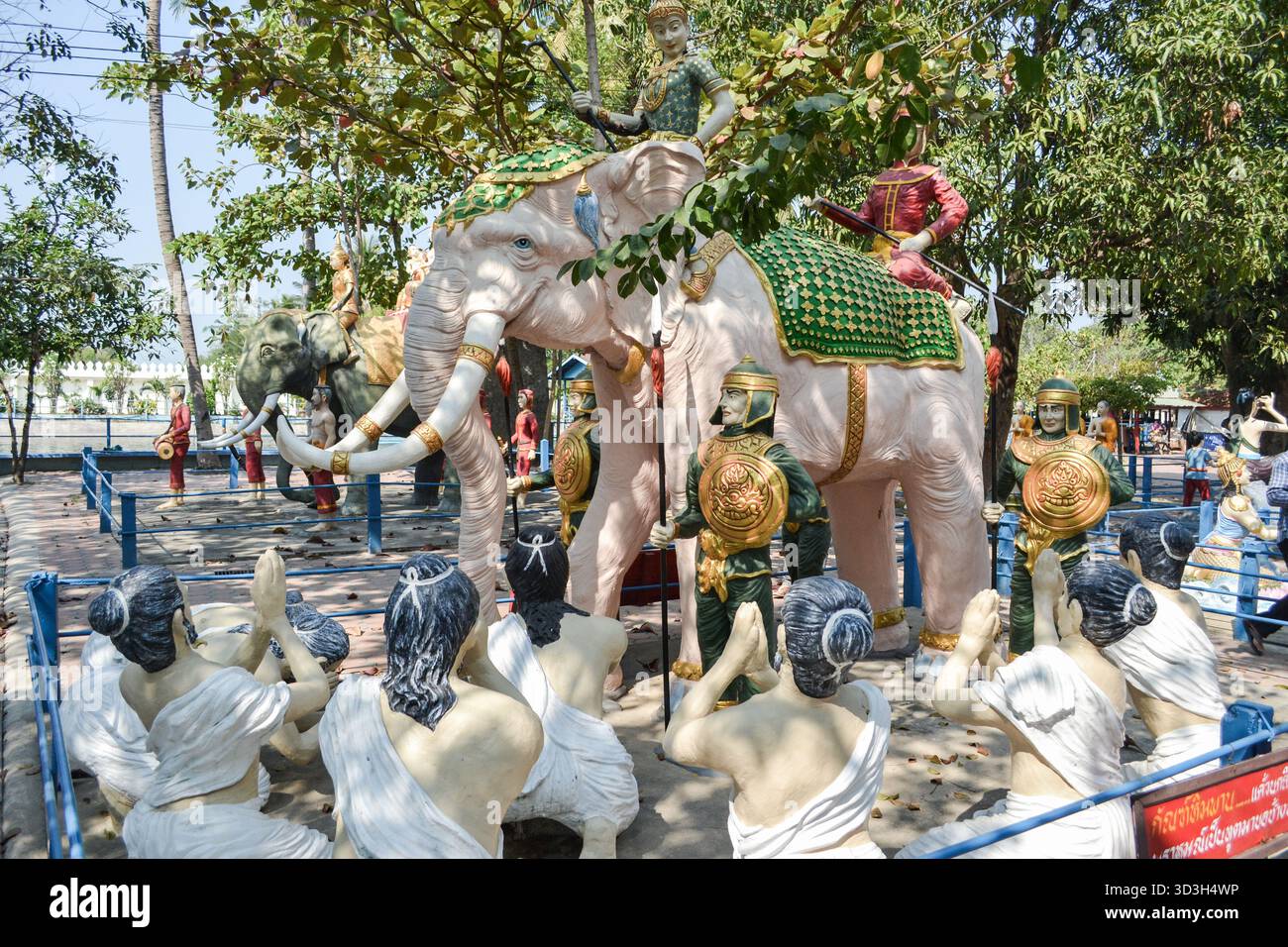 15 janvier 2013, Thaïlande. Statues des anciens guerriers thaïlandais dans le temple de Muang, Angthong Thaïlande. Banque D'Images