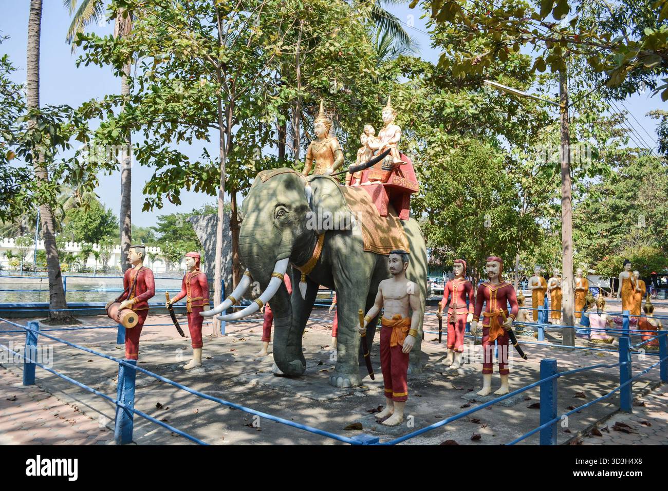 15 janvier 2013, Thaïlande. Statues des anciens guerriers thaïlandais dans le temple de Muang, Angthong Thaïlande. Banque D'Images