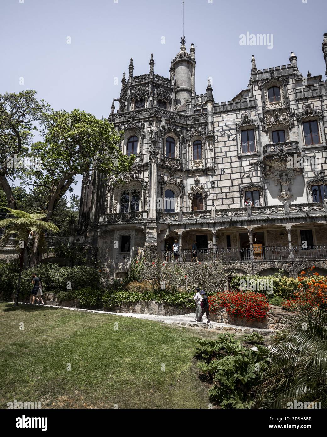 Vue sur le palais Quinta da Regaleira se dresse majestueusement avec sa façade ornée et ses tours, entouré de jardins animés, Sintra, Lisbonne, Portugal. Banque D'Images