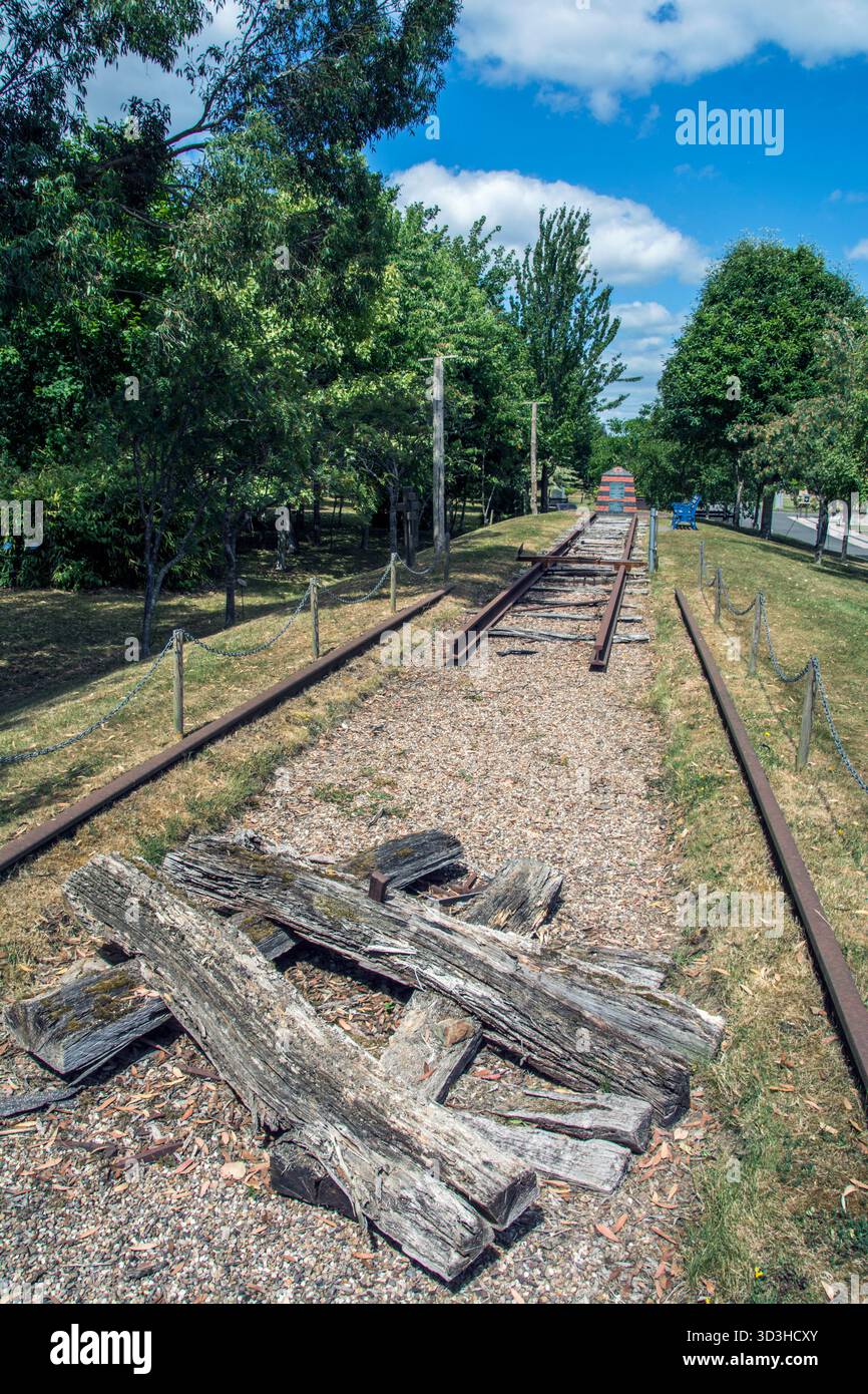Le Sumatra Railway Memorial est l'une des rares répliques au monde du Sumatra Death Railway Banque D'Images