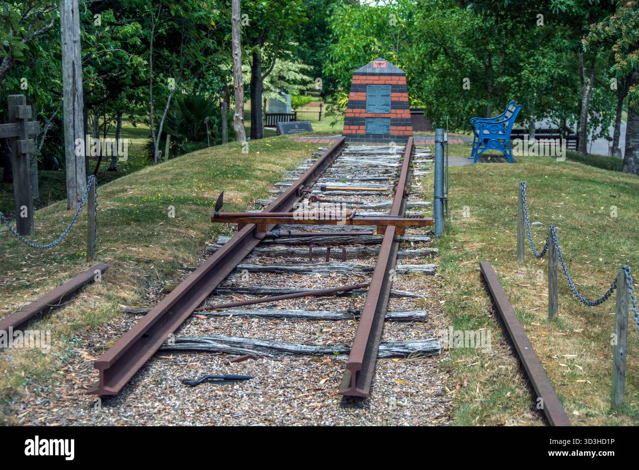 Le Sumatra Railway Memorial est l'une des rares répliques au monde du Sumatra Death Railway Banque D'Images