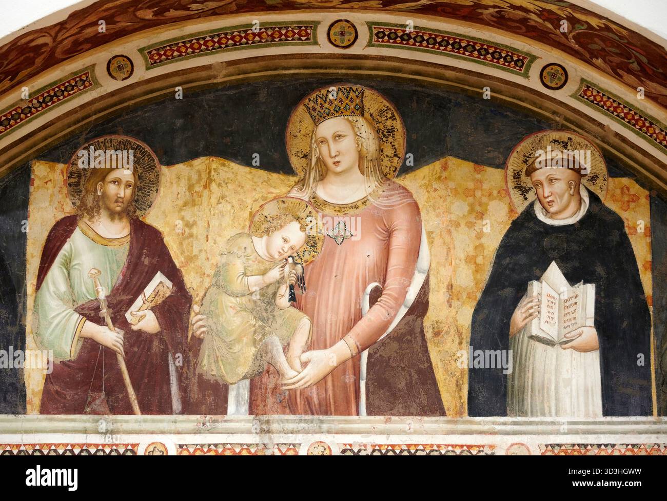 Madonna col Bambino con S. Giacomo maggior e , S. Tommaso d'Aquinie - affresco - Paterniano Fanelli - fimaestro dell'Incoronazione di Urbino - XIV s. Banque D'Images