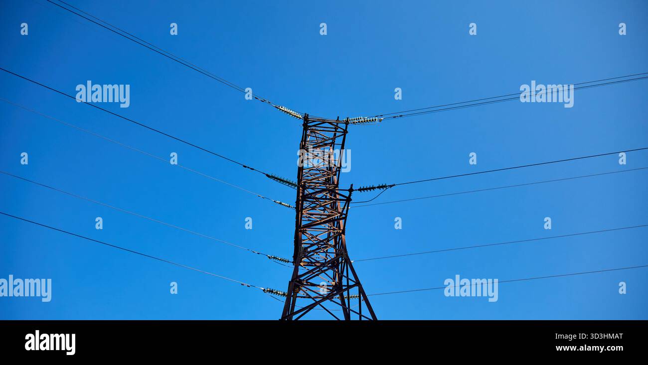 La grande tour électrique avec des fils s'étend sous le ciel dégagé Banque D'Images