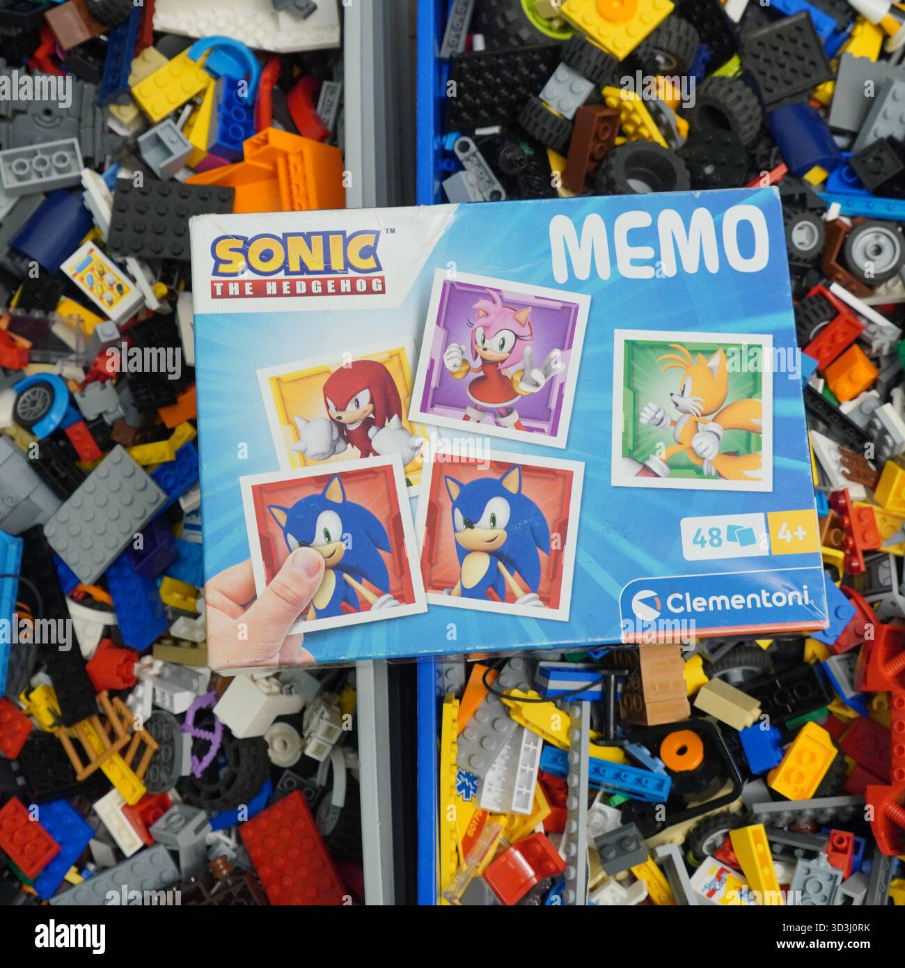 Un livre posé sur des briques Lego Banque D'Images