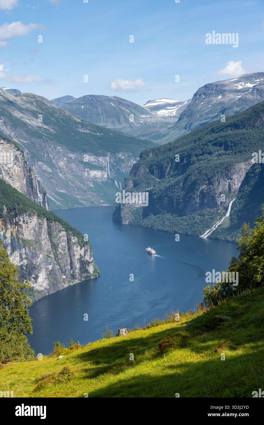 Bateau Hutrigruten sur le Geirangerfjord, près de Geiranger, plus og Romsdal, Norvège Banque D'Images