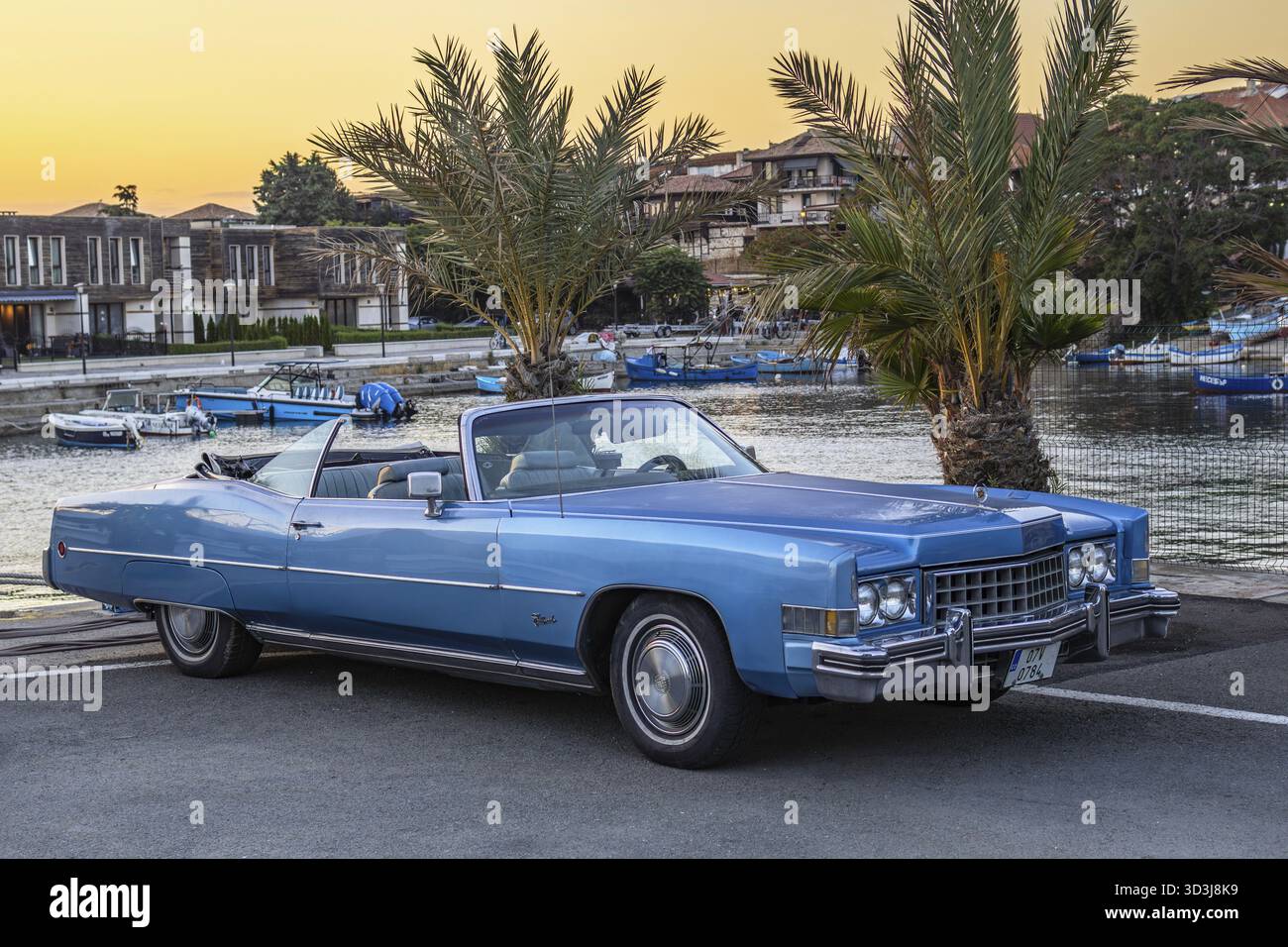 Rétro bleu décapotable Cadillac Eldorado sur le port de Nessebar, Burgas, Bulgarie au coucher du soleil Banque D'Images