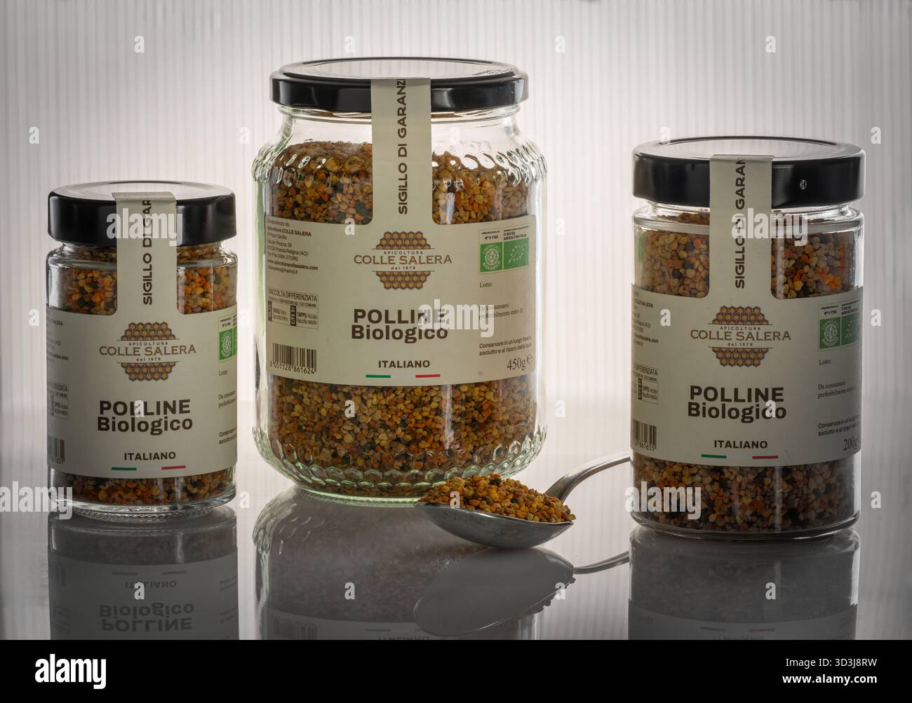 Granulés de pollen d'abeille dans des pots en verre, un complément naturel et biologique pour le bien-être et la nutrition. Abruzzes, Italie, Europe Banque D'Images
