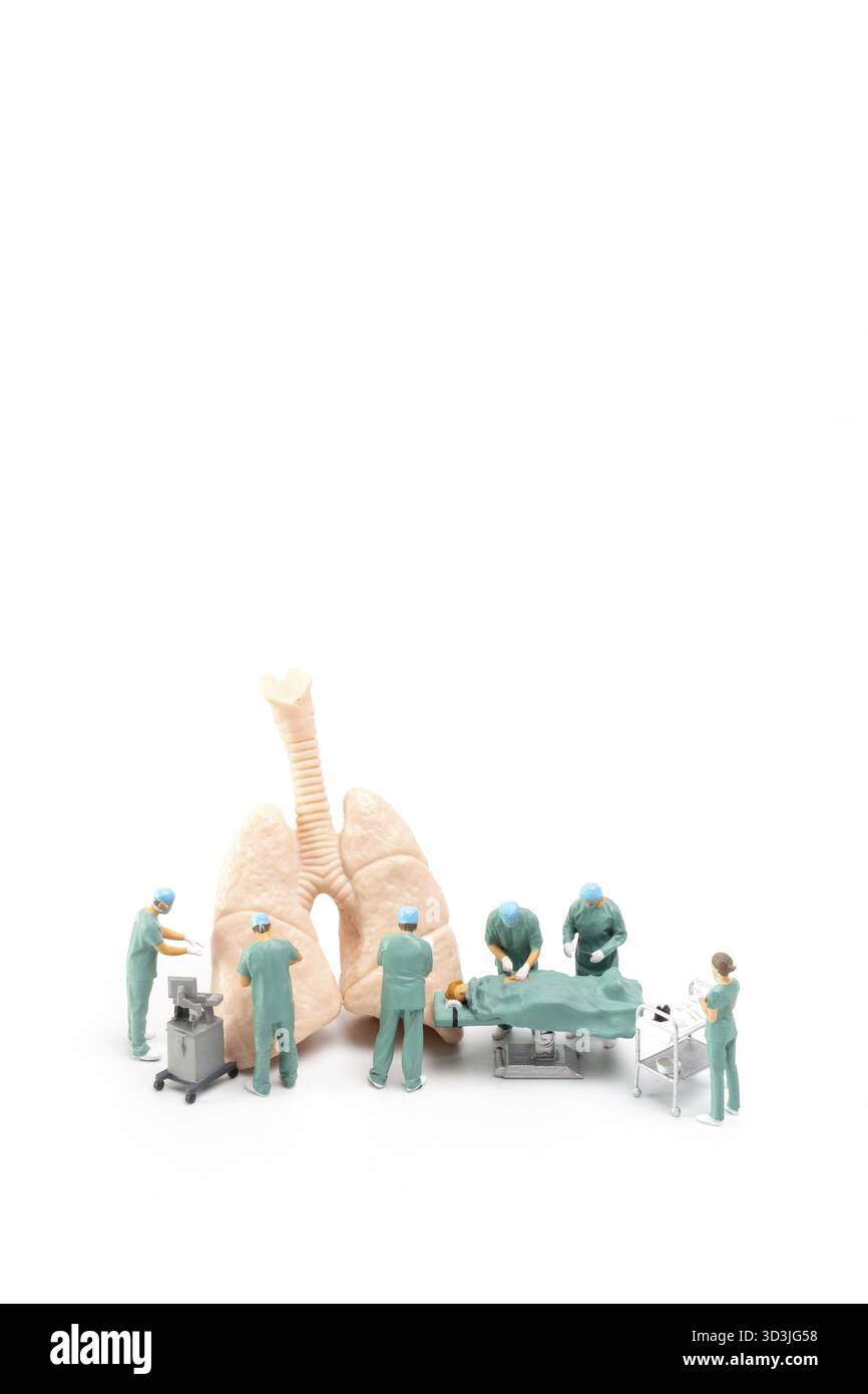 Les personnes miniatures, le médecin et l'équipe médicale d'infirmière effectuent une opération chirurgicale à la salle d'urgence sur fond blanc Banque D'Images