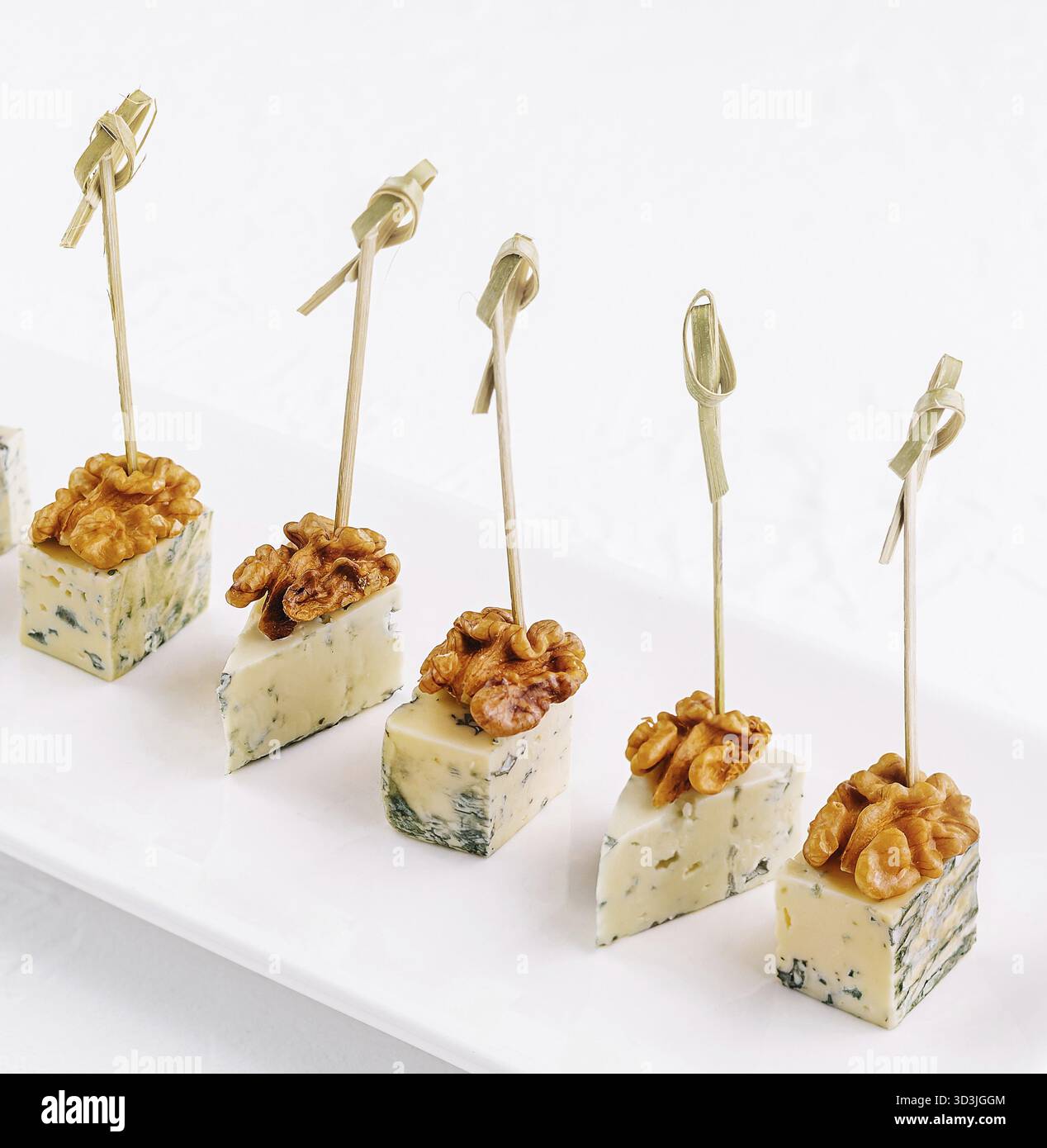 Nourriture, tranches de fromage Roquefort sur une longue assiette blanche Banque D'Images