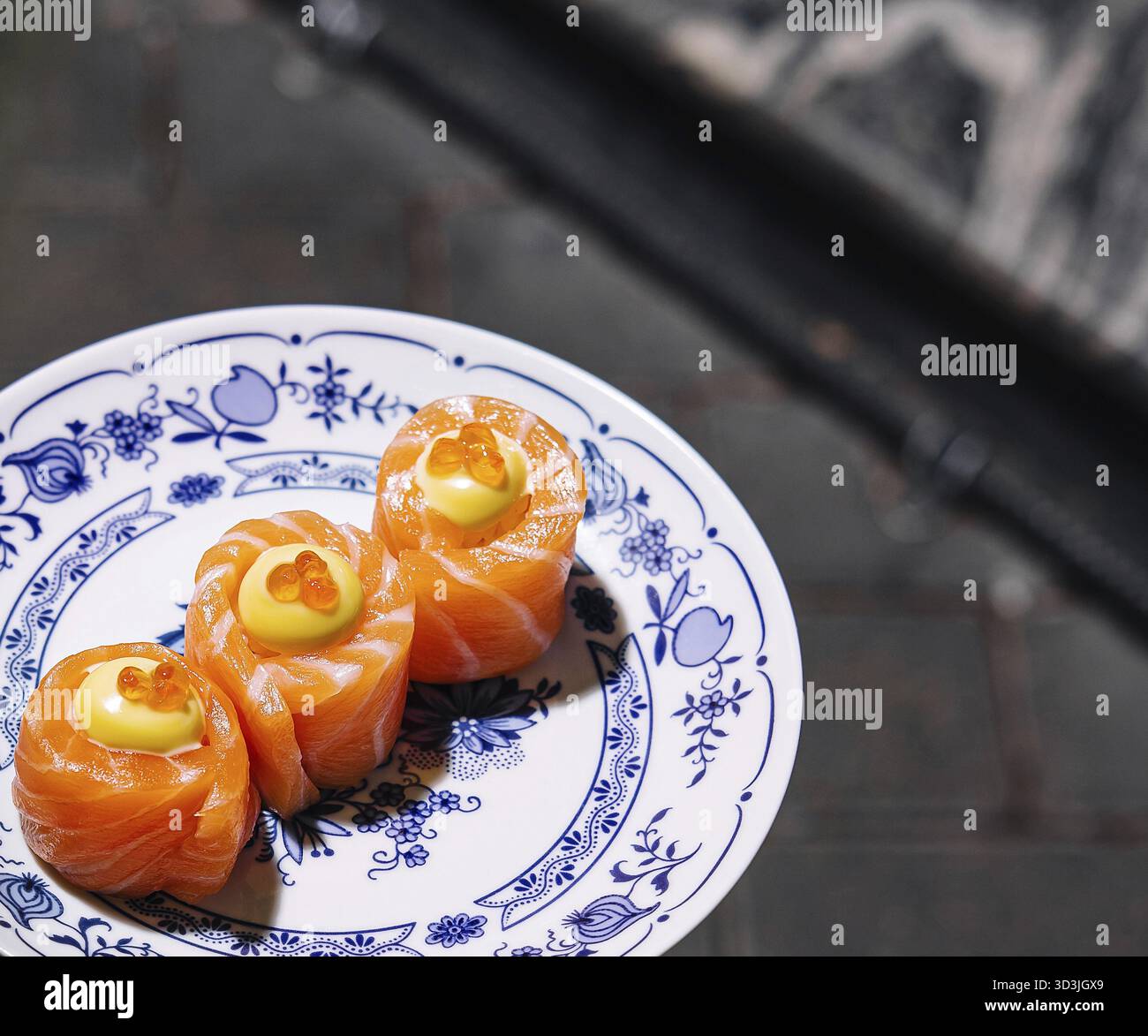 Nourriture, rouleau de saumon avec mayonnaise aux œufs et caviar rouge Banque D'Images