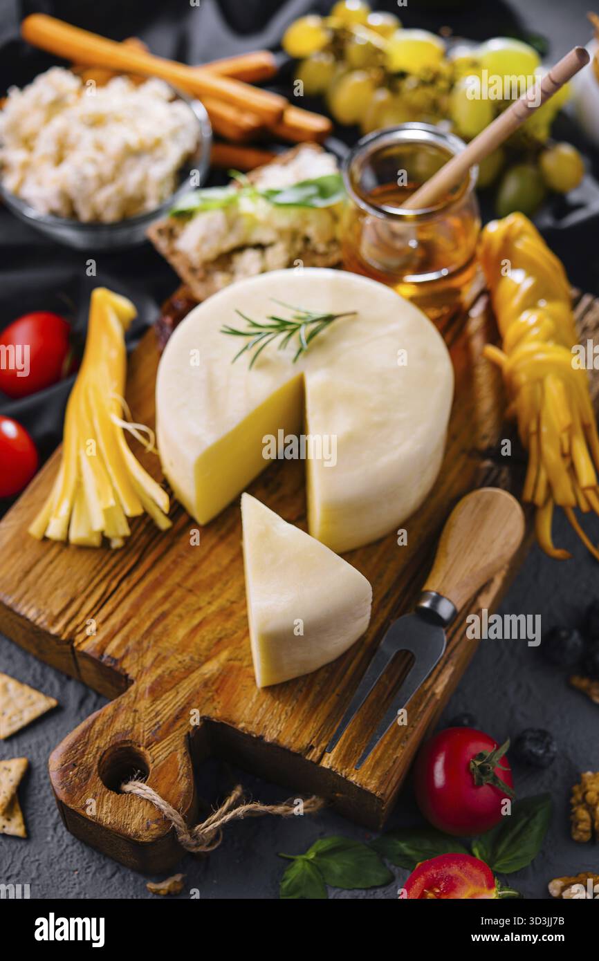 Nourriture, assiette de fromage avec vue sur le dessus de la variété de fromages Banque D'Images