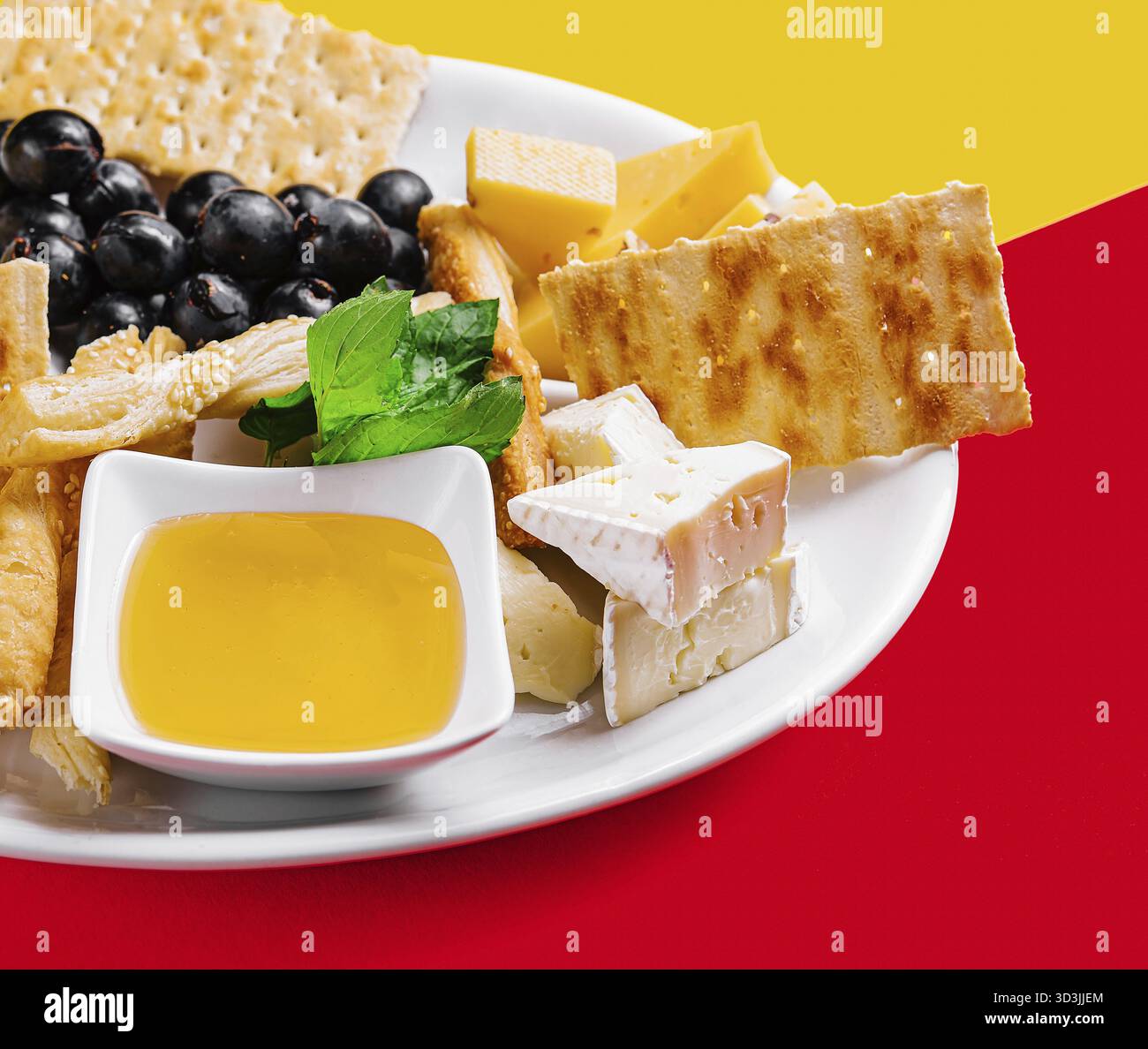 Nourriture, différents types de fromage sur une assiette blanche Banque D'Images