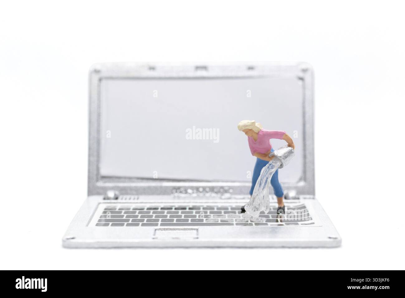Les personnes miniatures nettoyant l'ordinateur portable par l'eau sur fond blanc Banque D'Images