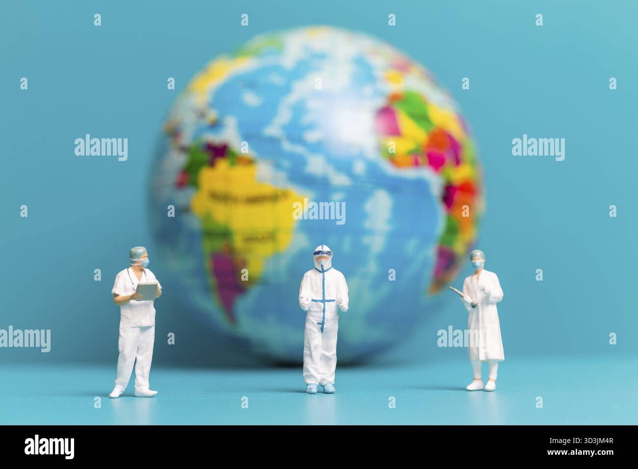 Miniature personnes médecin et infirmière vérifiant les soins de santé mondiaux, concept de journée mondiale de l'environnement Banque D'Images