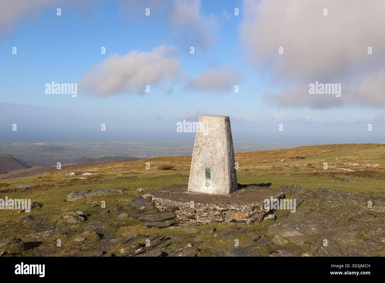 Trig point sur le sommet de la montagne Snaefell, qui à 2 036 pieds au-dessus du niveau de la mer, est le point le plus élevé de l'île de Man. Hiver. ROYAUME-UNI Banque D'Images