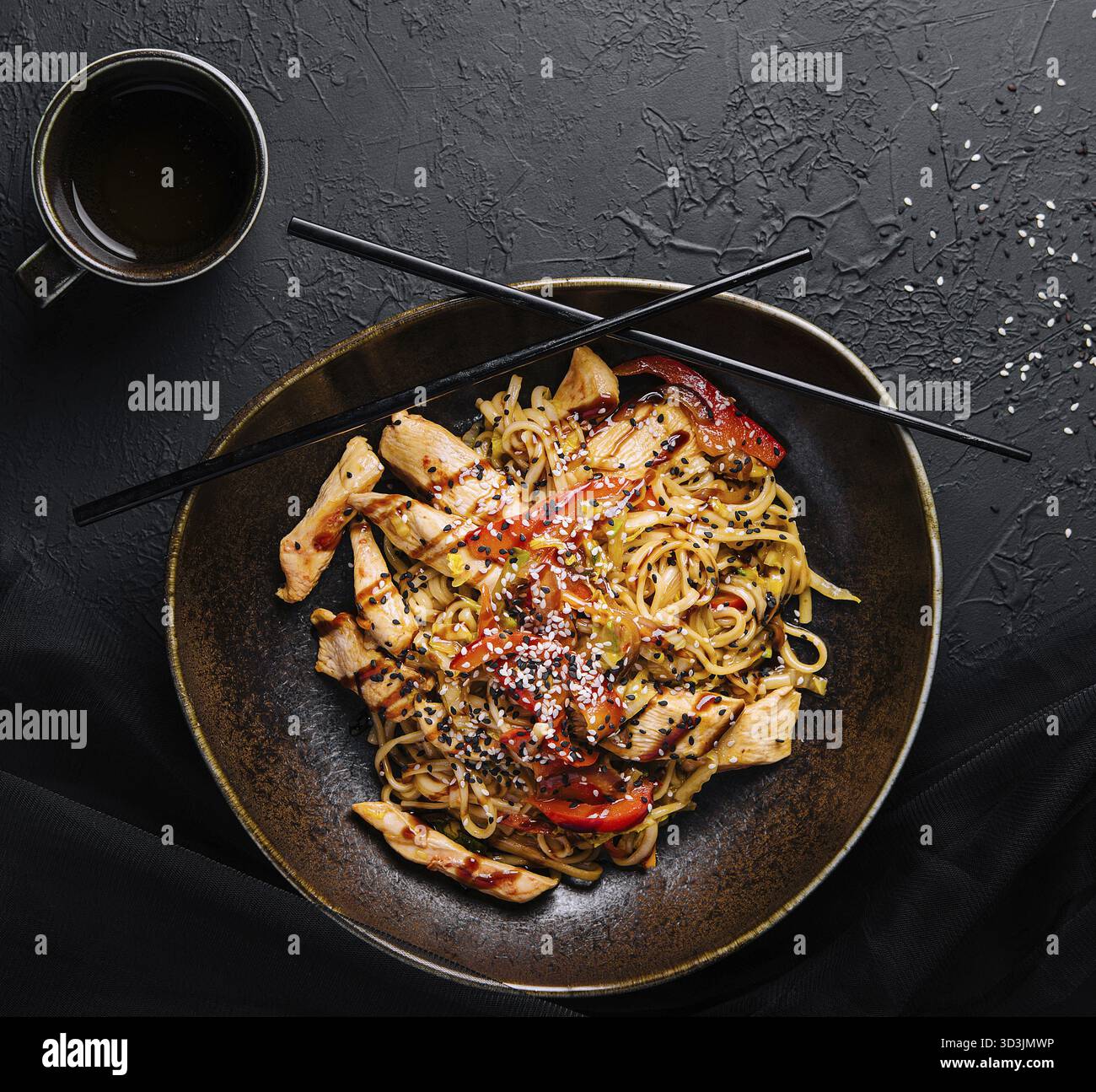Nourriture, nouilles frites avec poulet et légumes Banque D'Images