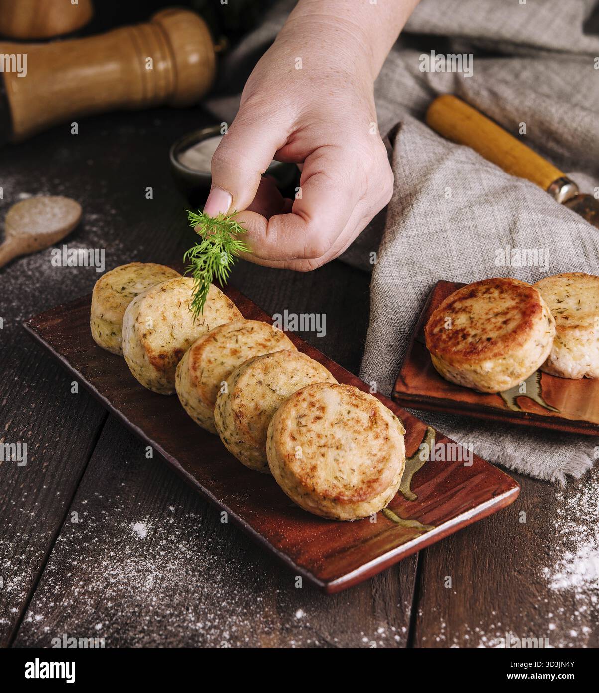 Nourriture, crêpes de courgettes végétales avec fromage, aneth et persil dans une assiette Banque D'Images