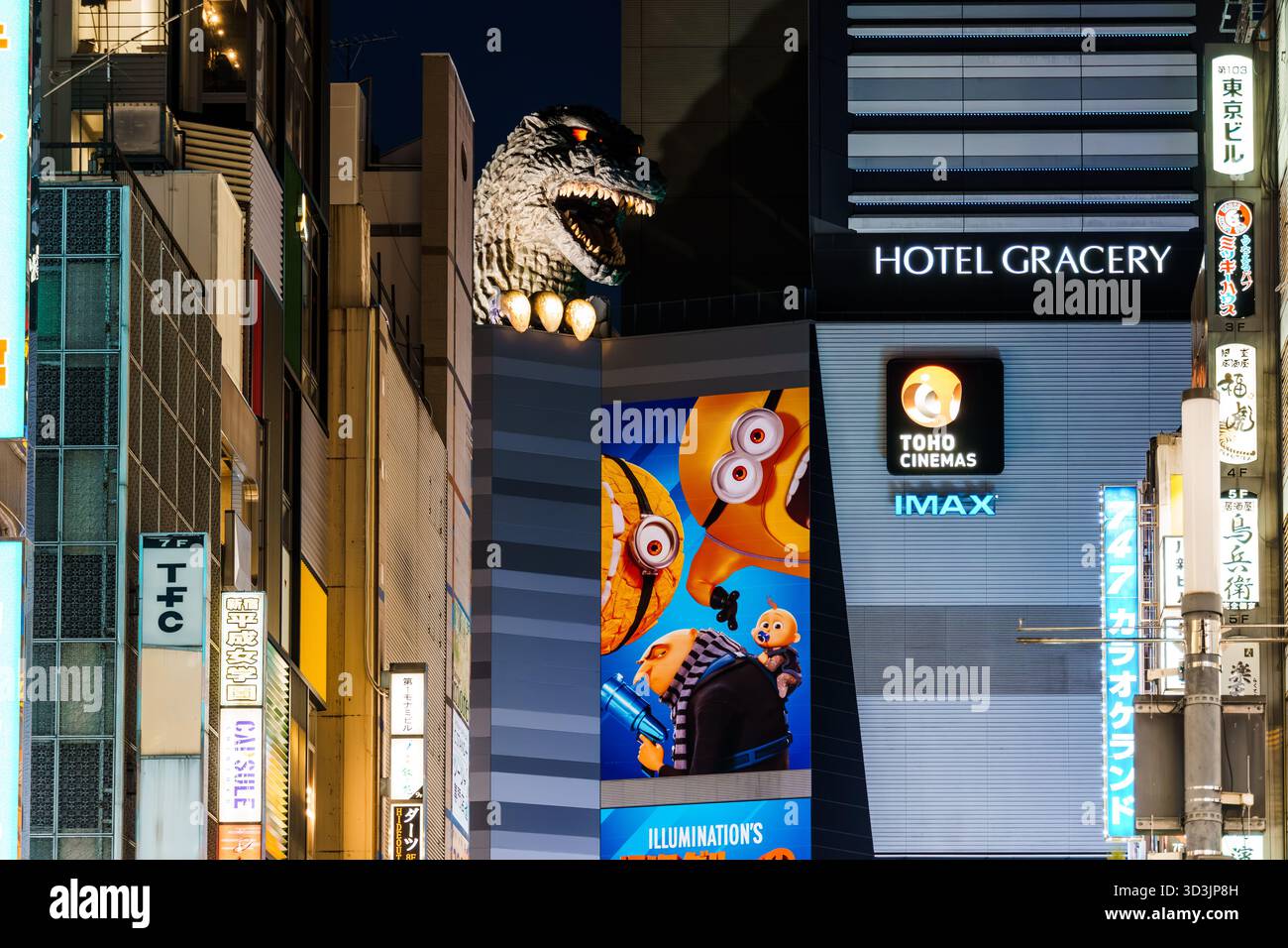 Tokyo, Japon - 4 août 2024 : une vue nocturne de la tête Godzilla au sommet de l'hôtel Gracery à Kabukicho, Shinjuku, Tokyo, avec des panneaux lumineux et Banque D'Images
