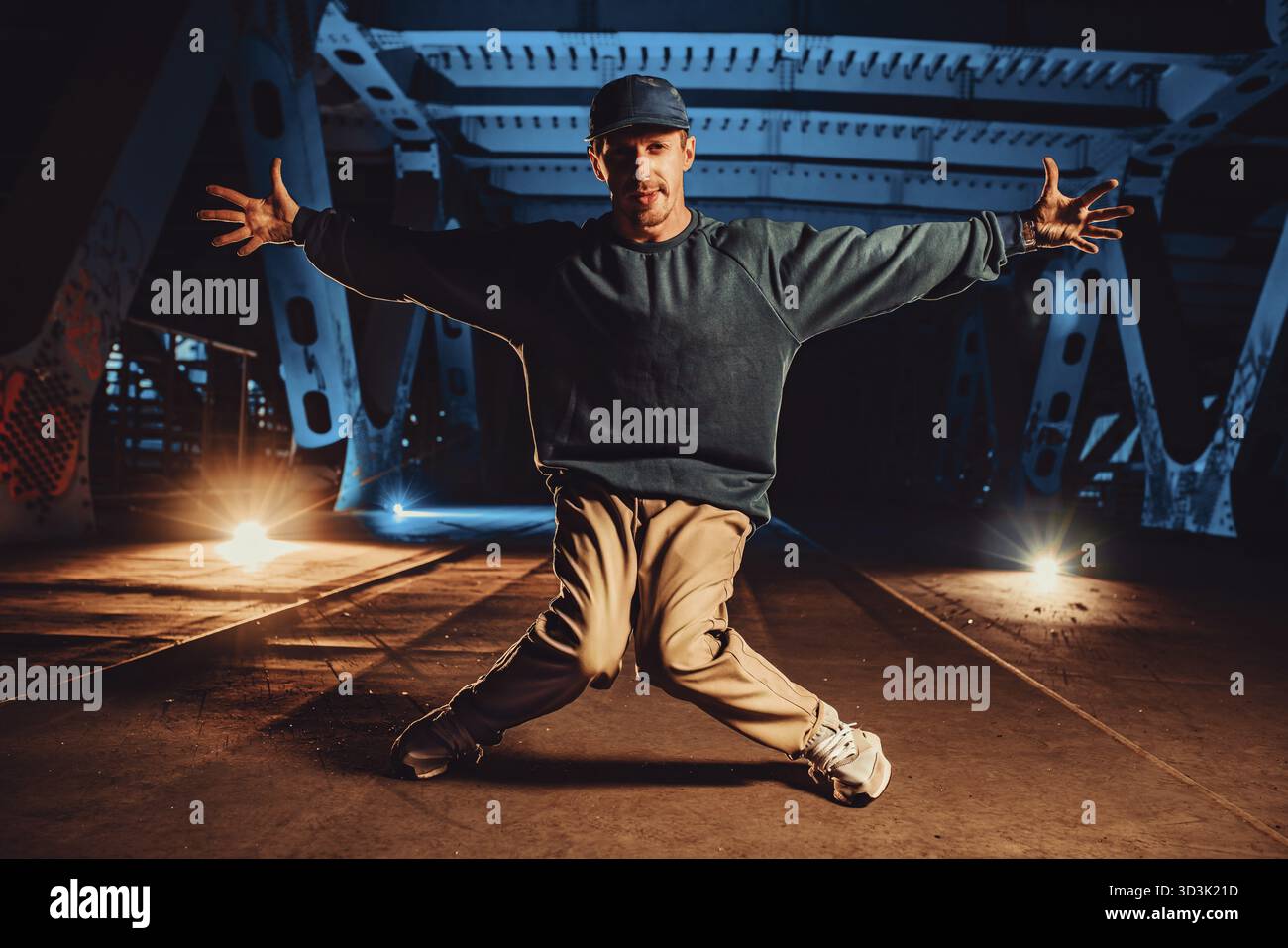 Jeune homme cool break danseur posant sur le pont urbain la nuit Banque D'Images