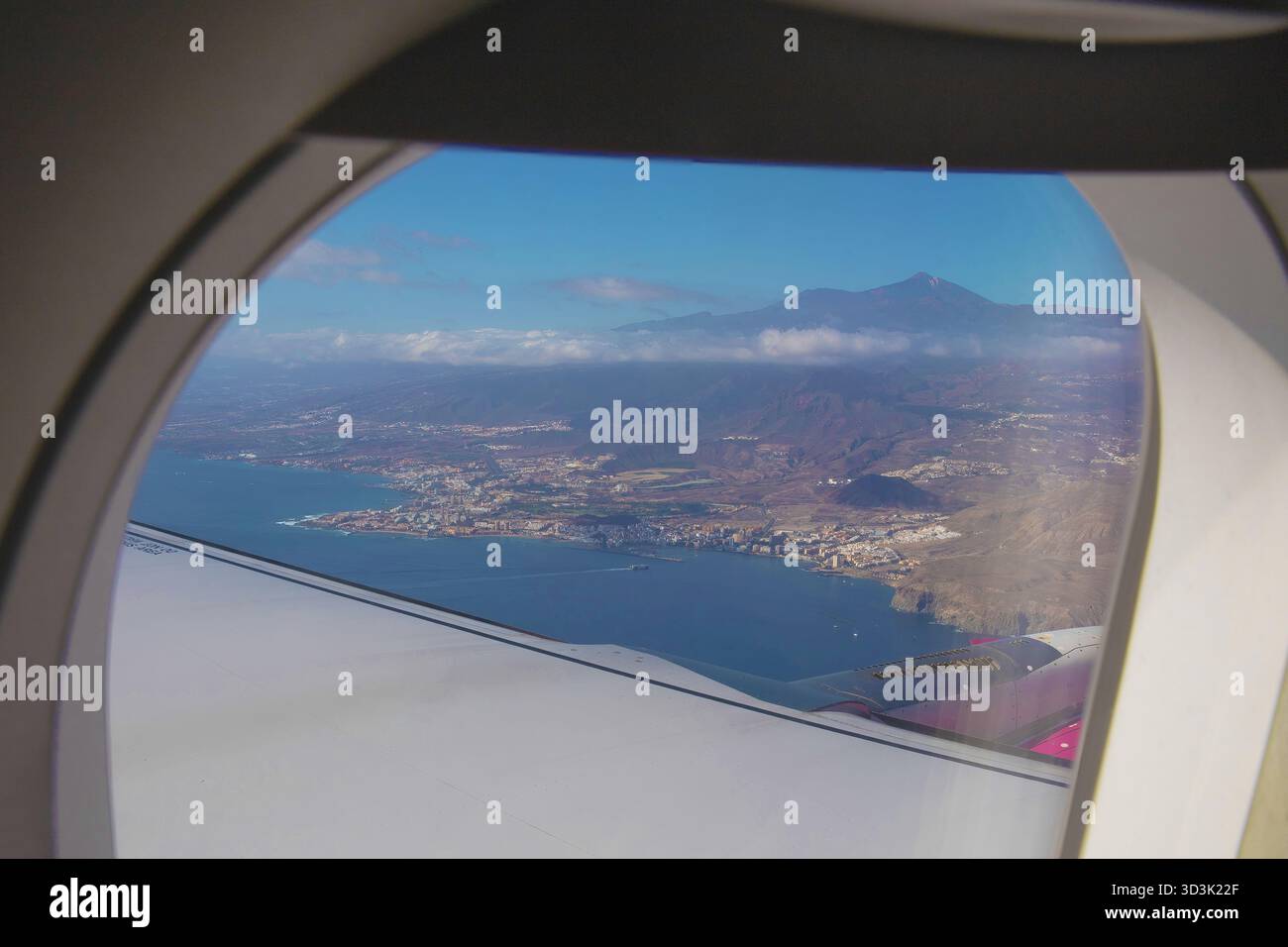 Vue aérienne de Tenerife et du mont Teide depuis la fenêtre de l'avion le 27 2025 août Banque D'Images