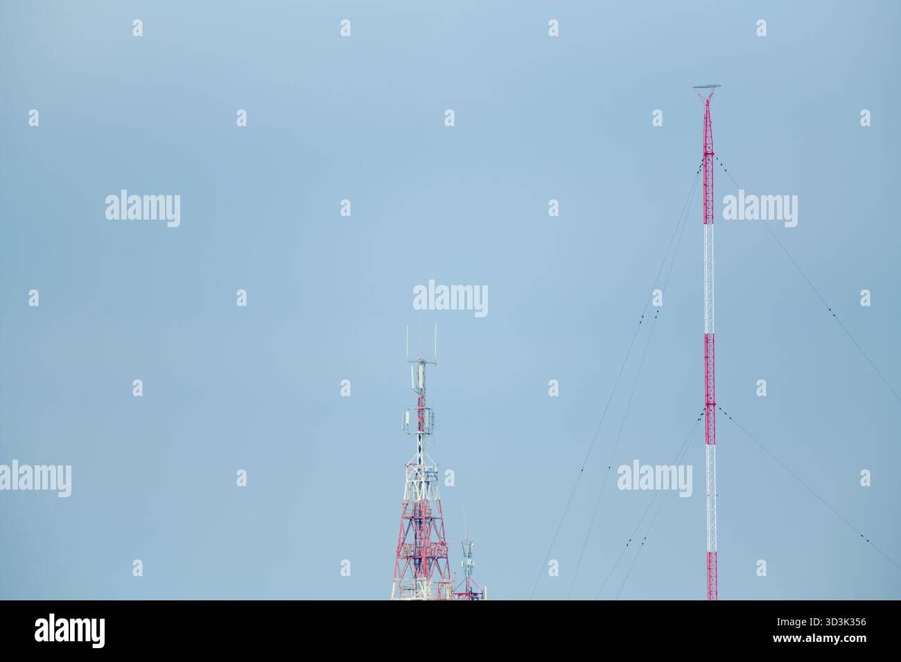 Gros plan de deux tours de télécommunications avec un ciel bleu. Banque D'Images