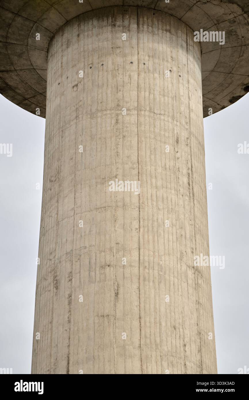 Gros plan d'une tour de télécommunications en béton avec un ciel blanc. Banque D'Images