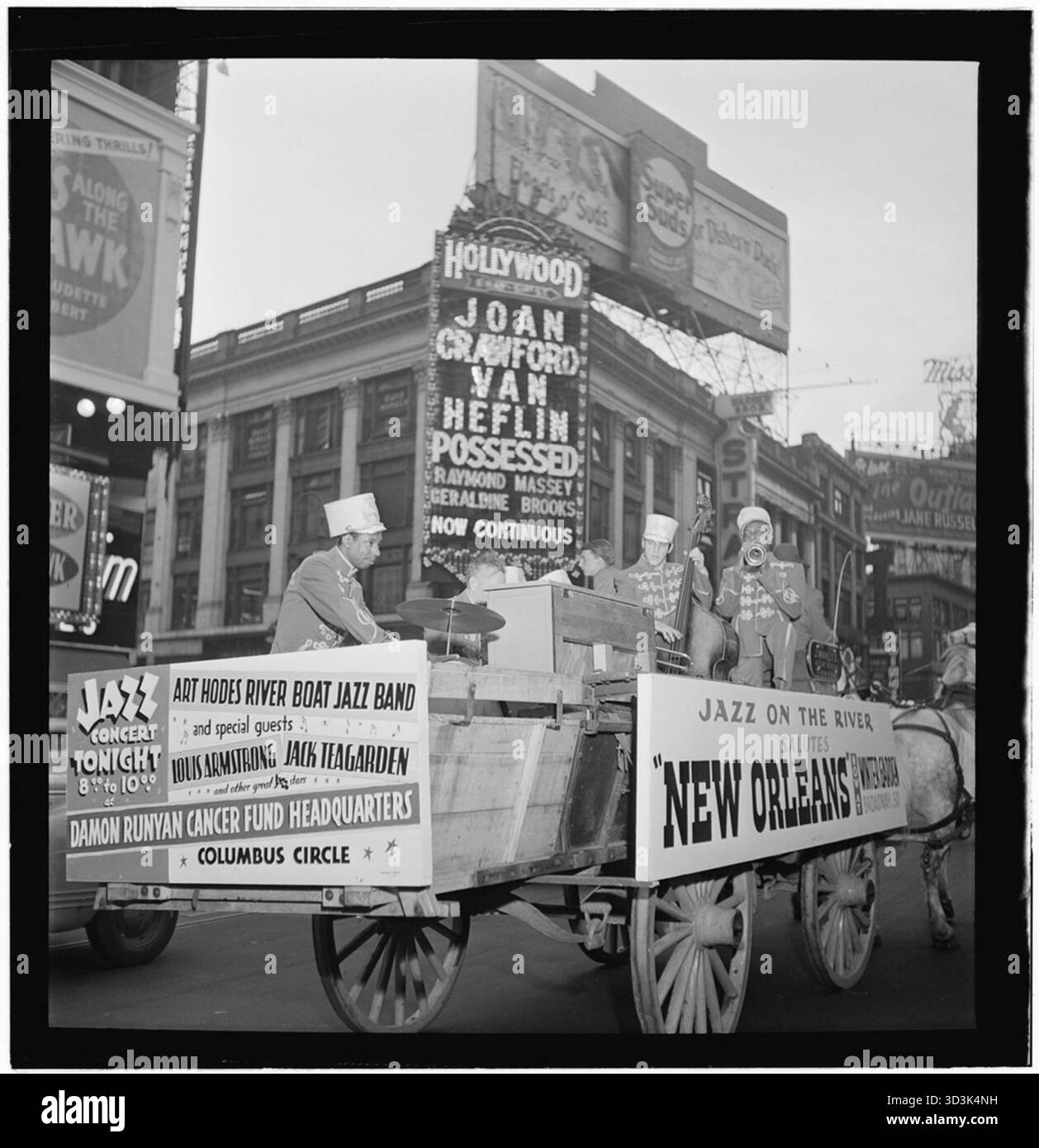 Times Square, New York, juillet 1947. Un chariot promotionnel roule dans les rues pour annoncer un événement « Jazz on the River ». La scène, notée dans le magazine Down Beat comme une « Jazz Parade : Jazz vs. cancer », reflète l’énergie urbaine d’après-guerre, la culture musicale et les performances caritatives. Banque D'Images