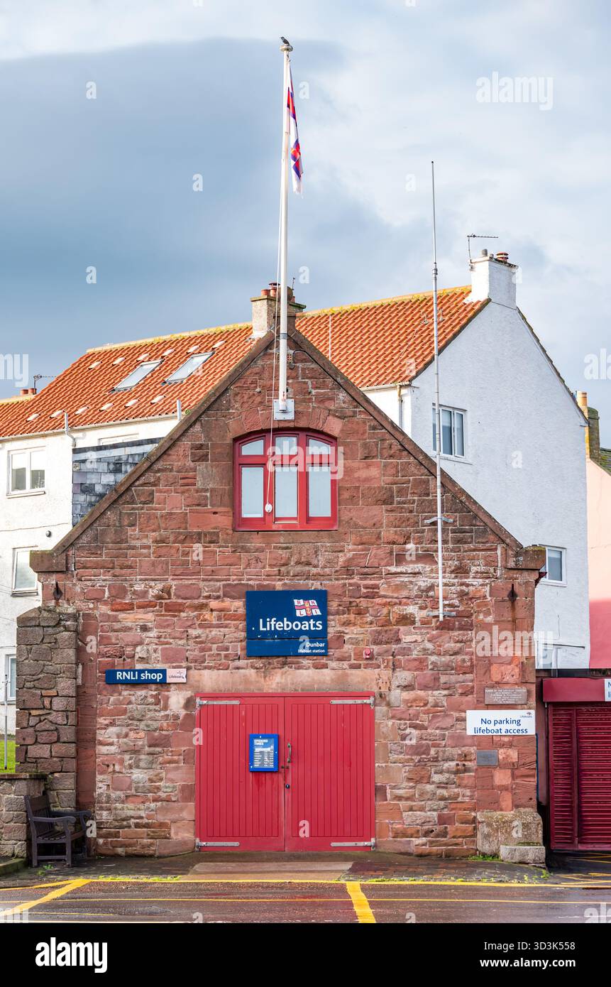 Le magasin et la station de sauvetage de la Royal National Lifeboat institution (RNLI), Dunbar Harbour, East Lothian, Écosse, Royaume-Uni Banque D'Images