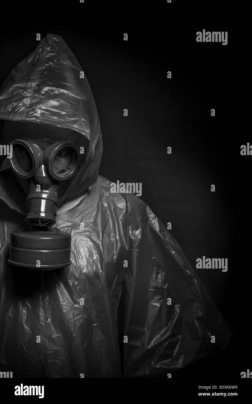 L'infection à virus Ebola concept, l'homme avec masque à gaz rouge Banque D'Images