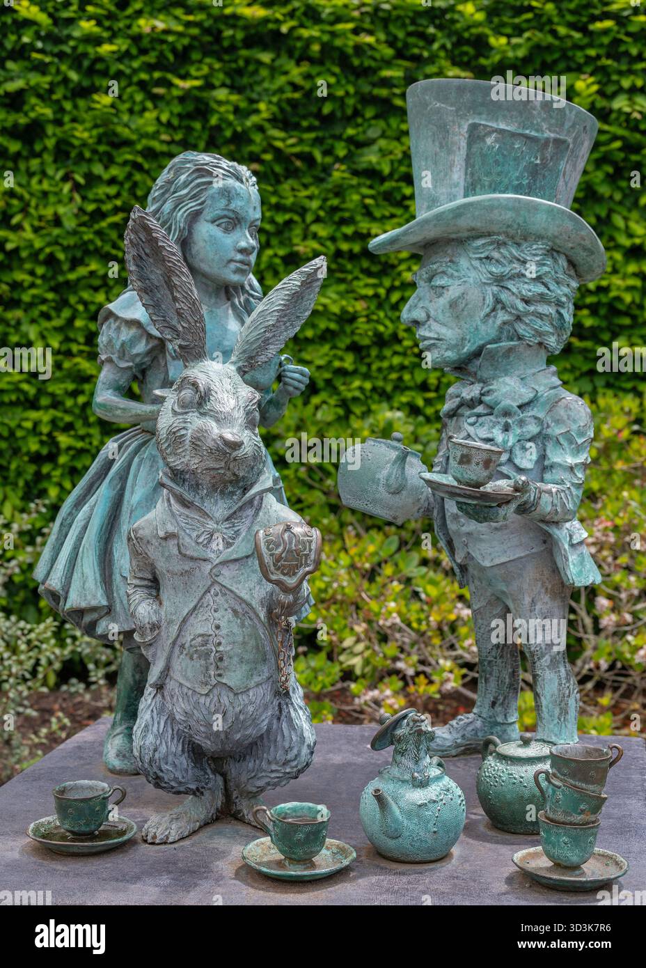 Sculpture en bronze merveilleusement détaillée de « The Mad Hatters Tea Party » dans « Time court » au Hamilton Botanic Gardens, Hamilton, Waikato, Nouvelle-Zélande. Banque D'Images