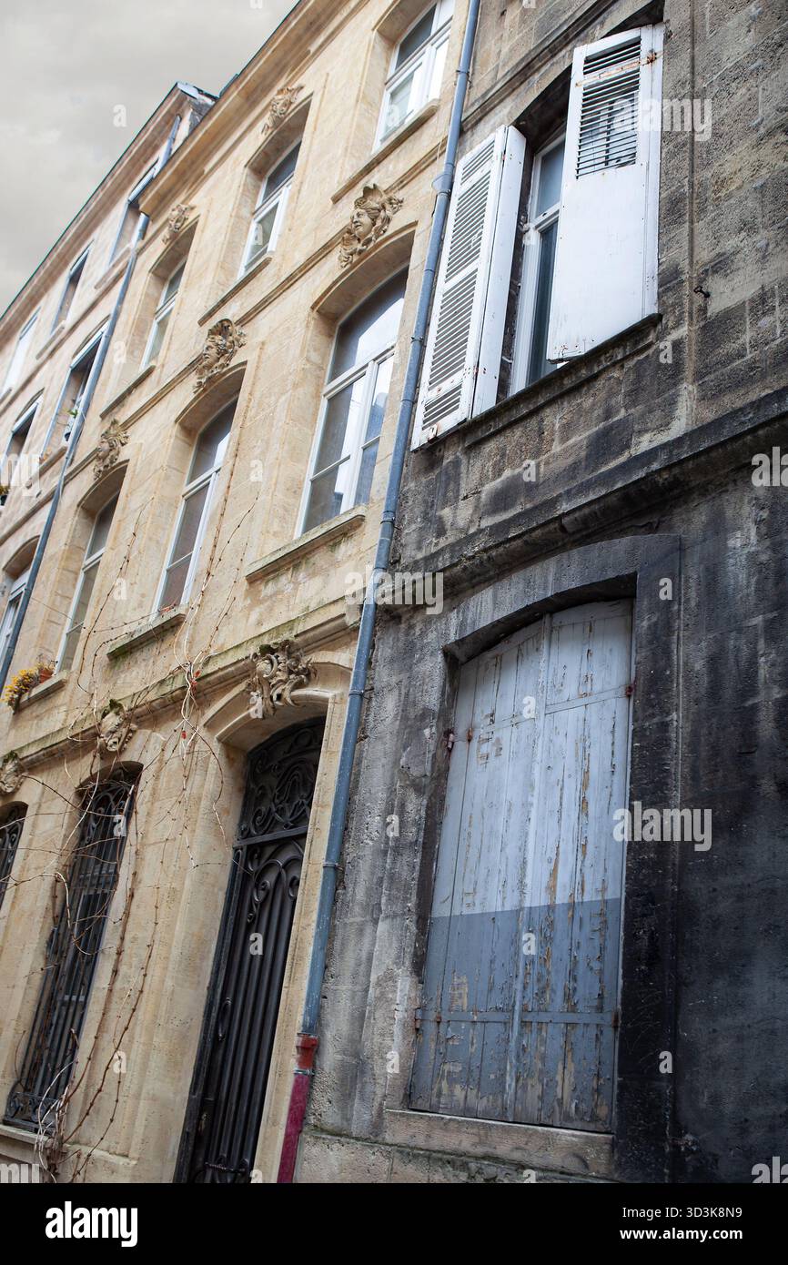 Rangée de vieilles maisons avant et après rénovation Banque D'Images