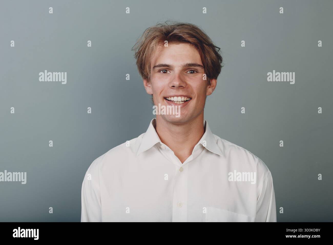 Portrait européen jeune homme blond plein visage portrait en studio Banque D'Images