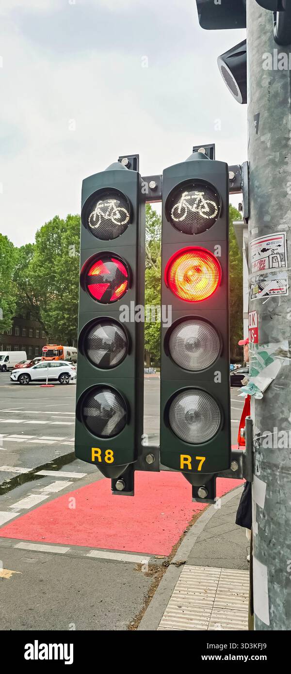 Belin, Allemagne - 19 mai 2025 : le feu de circulation affiche le signal de vélo et le feu rouge à l'intersection urbaine animée. - Image de stock capturée avec un smartphone