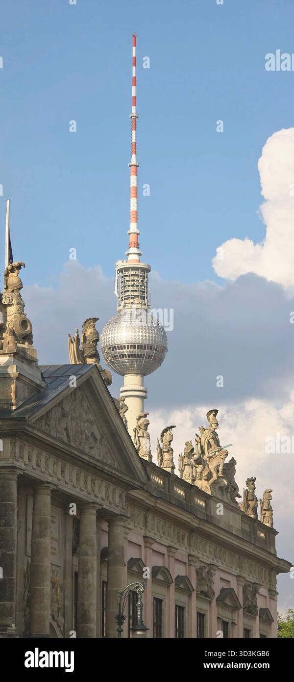 Berlin, Allemagne - 02 juin 2025 : la tour de télévision de Berlin se dresse au-dessus de l'architecture historique sous un ciel bleu vif. - Image de stock capturée avec un smartphone