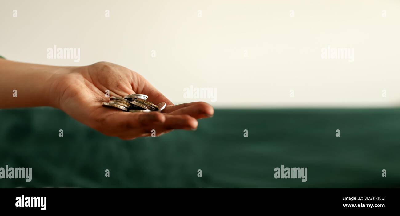 Aucun concept d'argent. gros plan d'une main visiblement sale tendue dans un plaidoyer pour mendier. pauvre main mendiante tenant la pièce de monnaie de près. pauvreté et sans-abri sale Banque D'Images